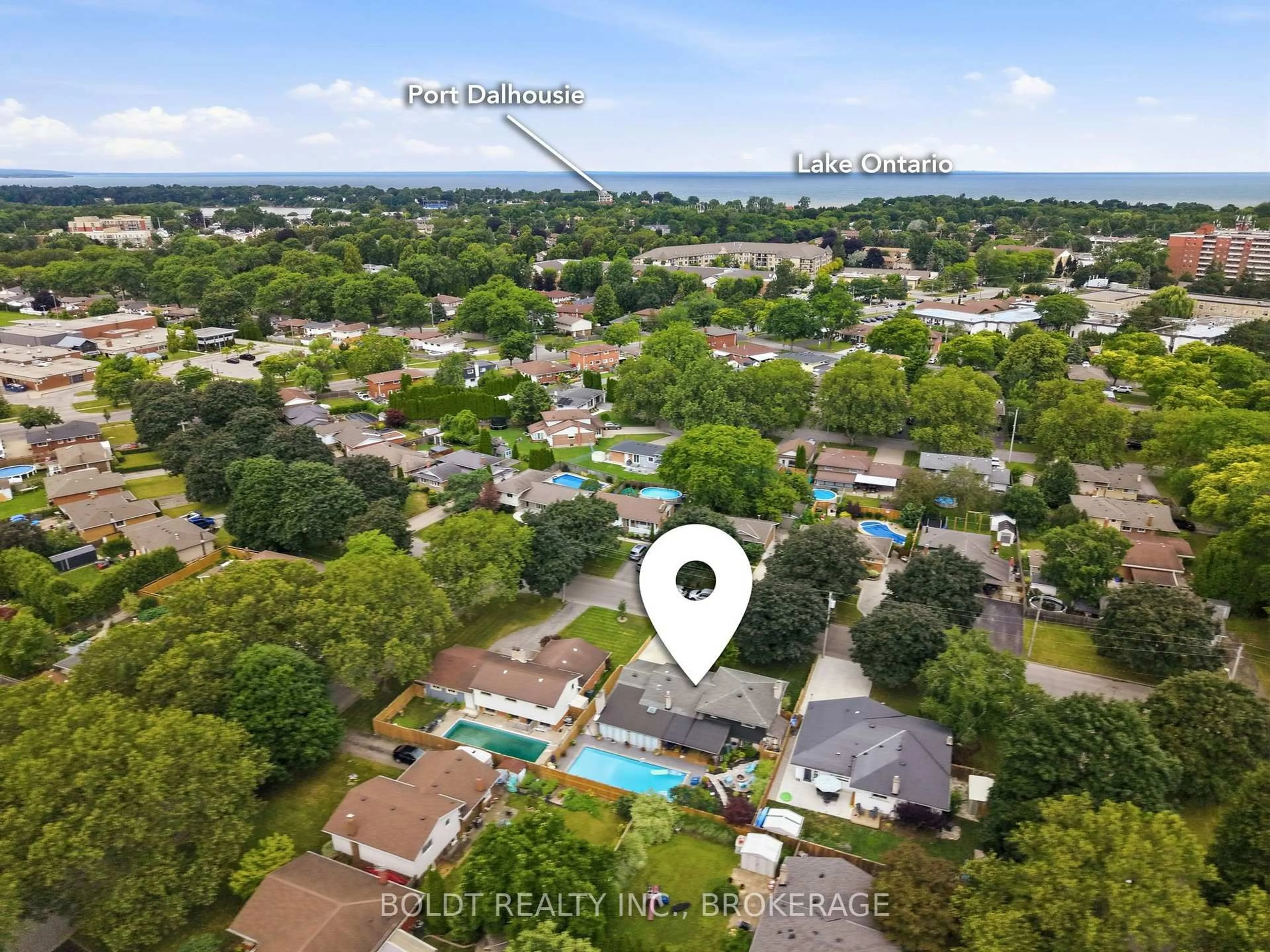 A pic from outside/outdoor area/front of a property/back of a property/a pic from drone, unknown for 18 Prince Charles Dr, St. Catharines Ontario L2N 3Y6