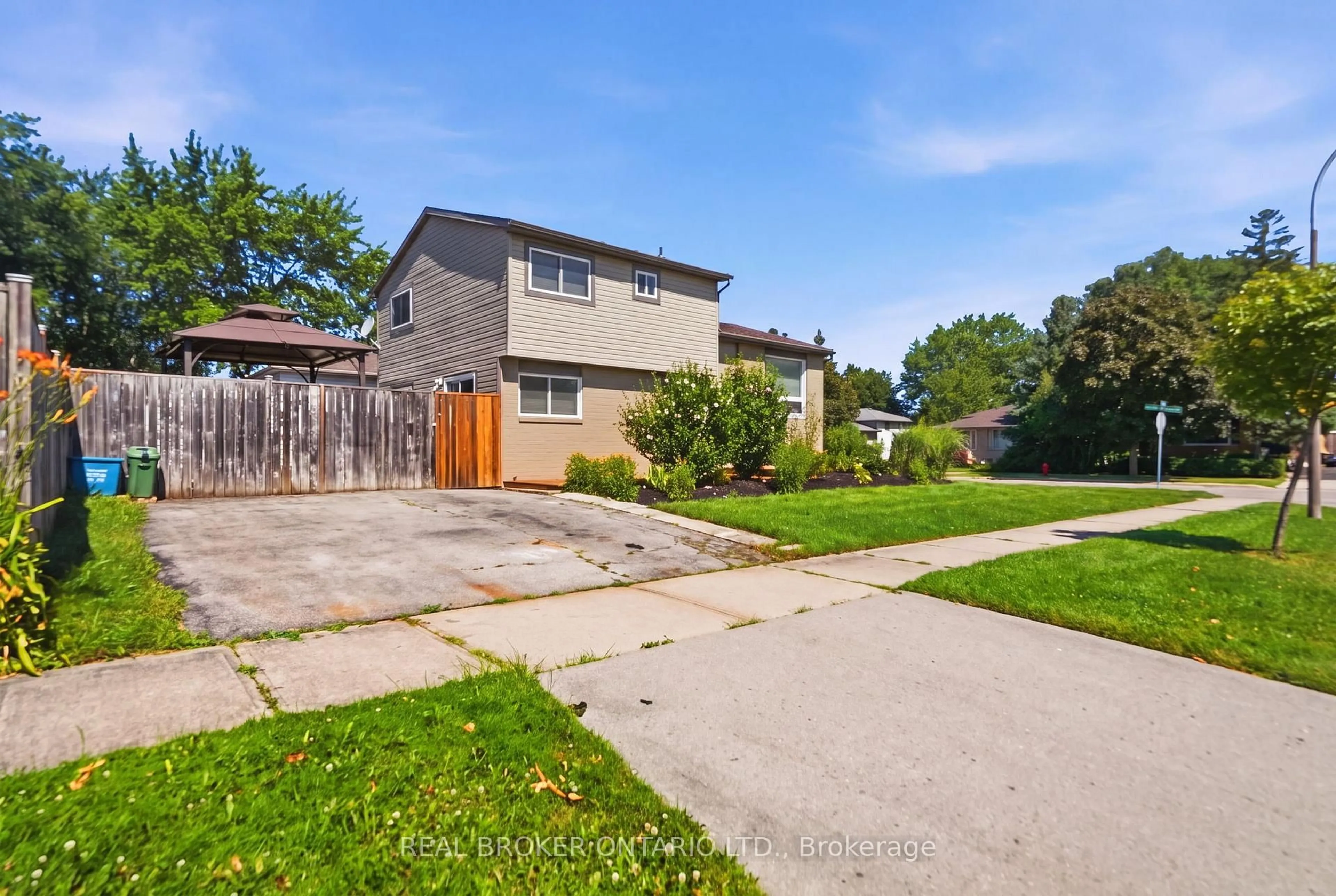 A pic from outside/outdoor area/front of a property/back of a property/a pic from drone, street for 3 Prideaux St, Hamilton Ontario L8J 1C9