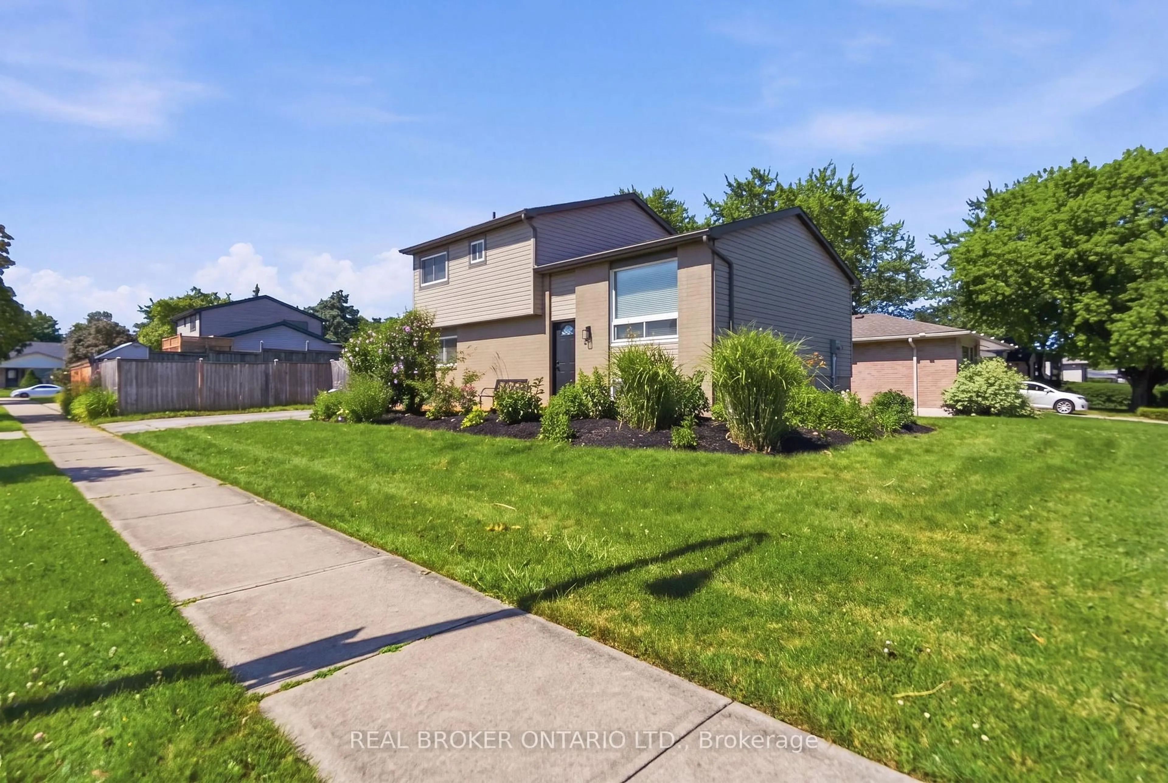 A pic from outside/outdoor area/front of a property/back of a property/a pic from drone, street for 3 Prideaux St, Hamilton Ontario L8J 1C9