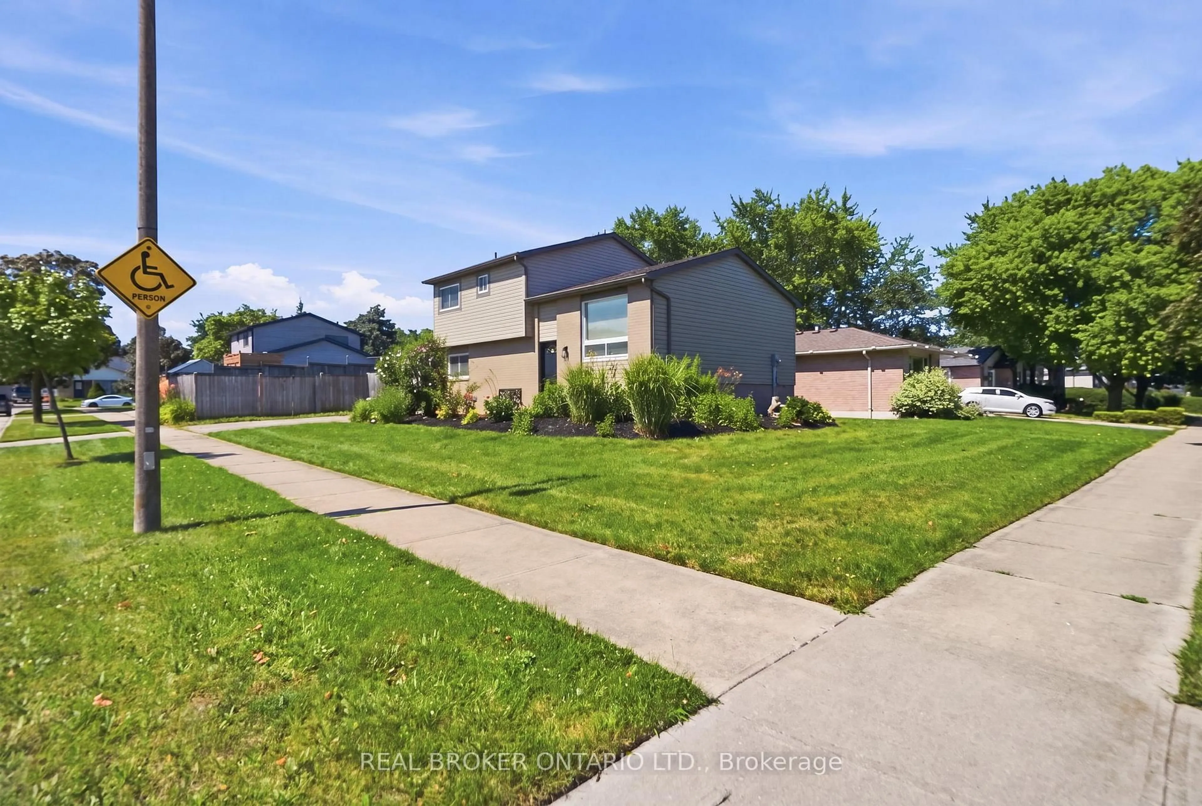 A pic from outside/outdoor area/front of a property/back of a property/a pic from drone, street for 3 Prideaux St, Hamilton Ontario L8J 1C9