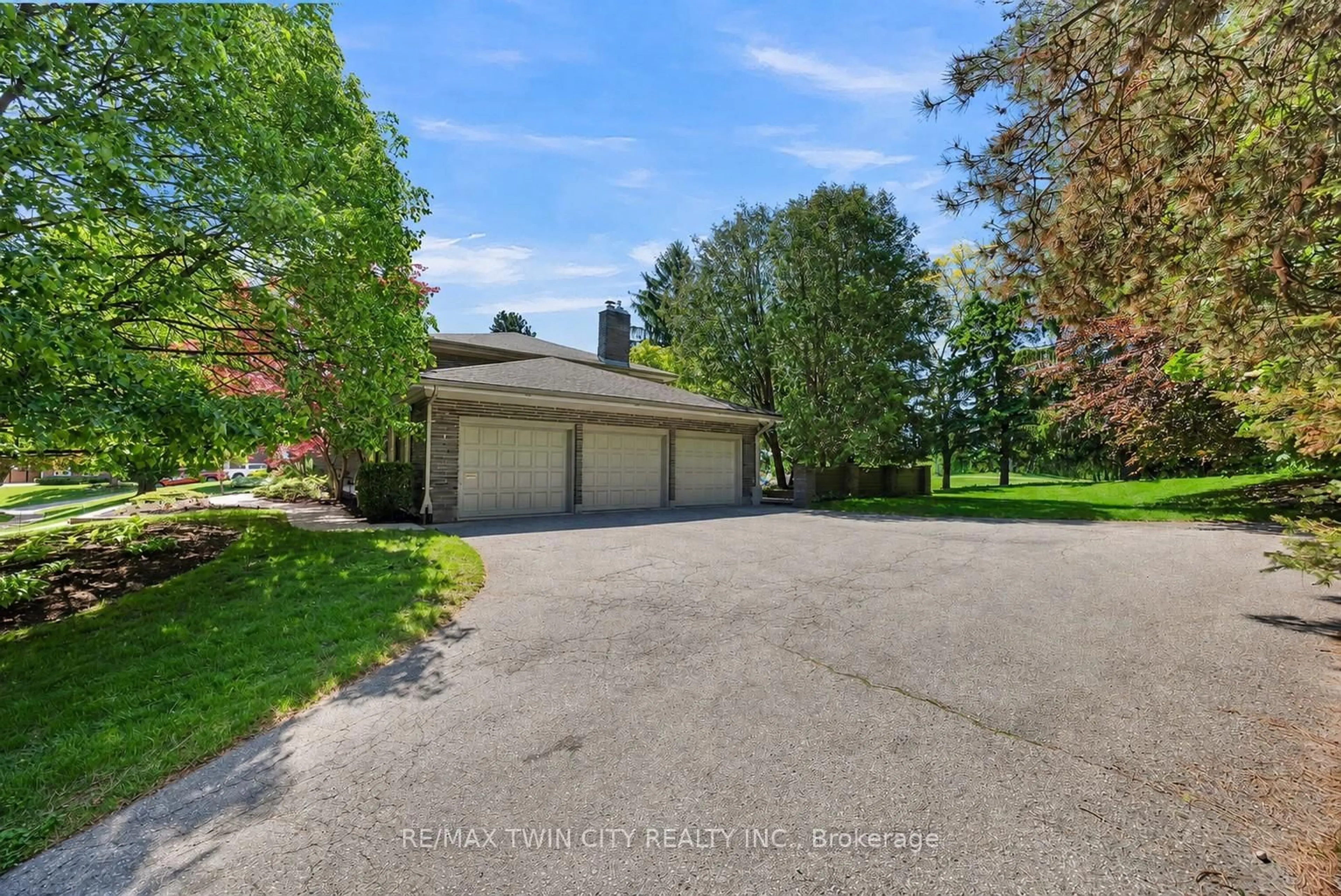 A pic from outside/outdoor area/front of a property/back of a property/a pic from drone, water/lake/river/ocean view for 61 Huntley Cres, Kitchener Ontario N2M 2R4