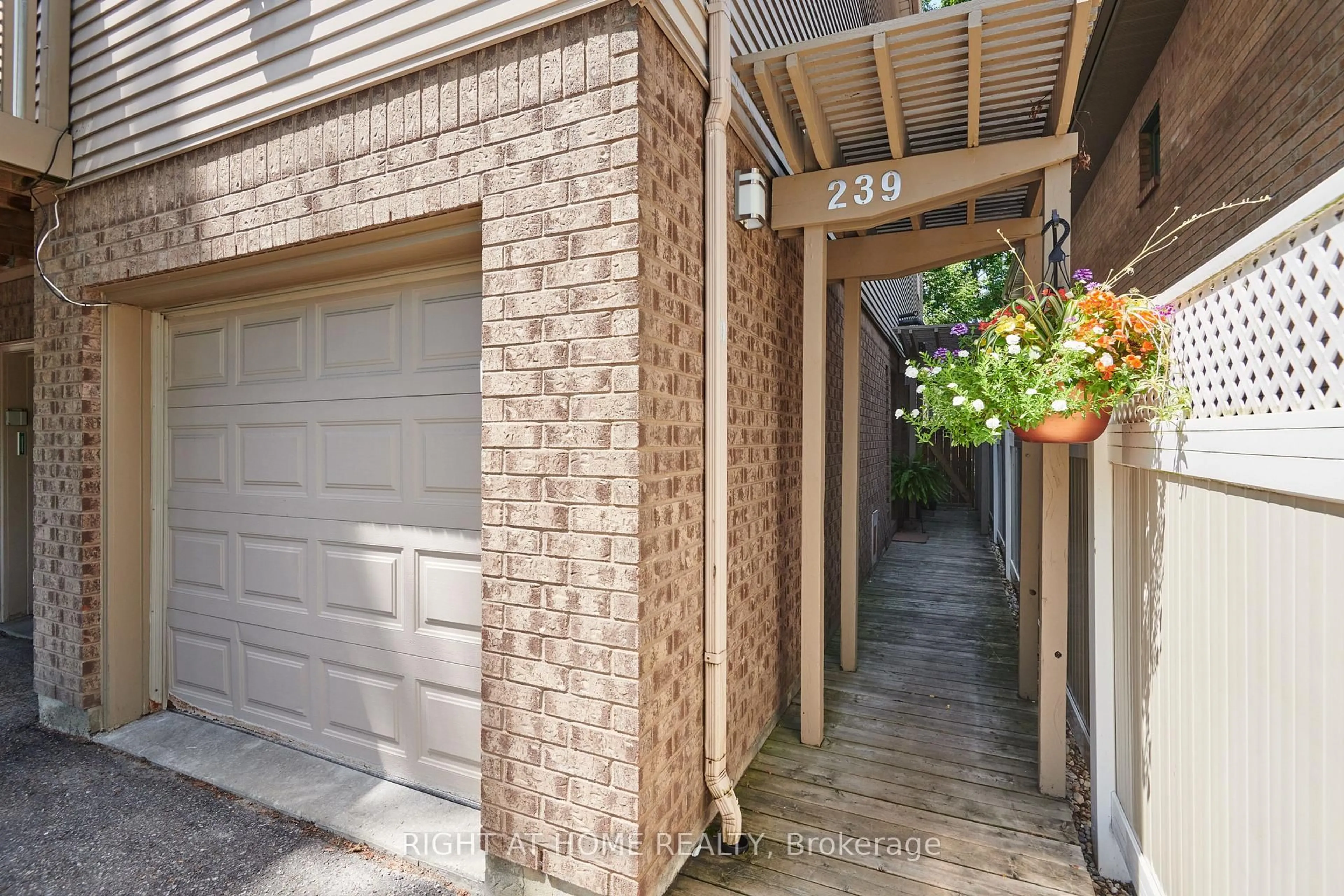 Indoor entryway for 239A Sunnyside Ave, Ottawa Ontario K1S 0R4