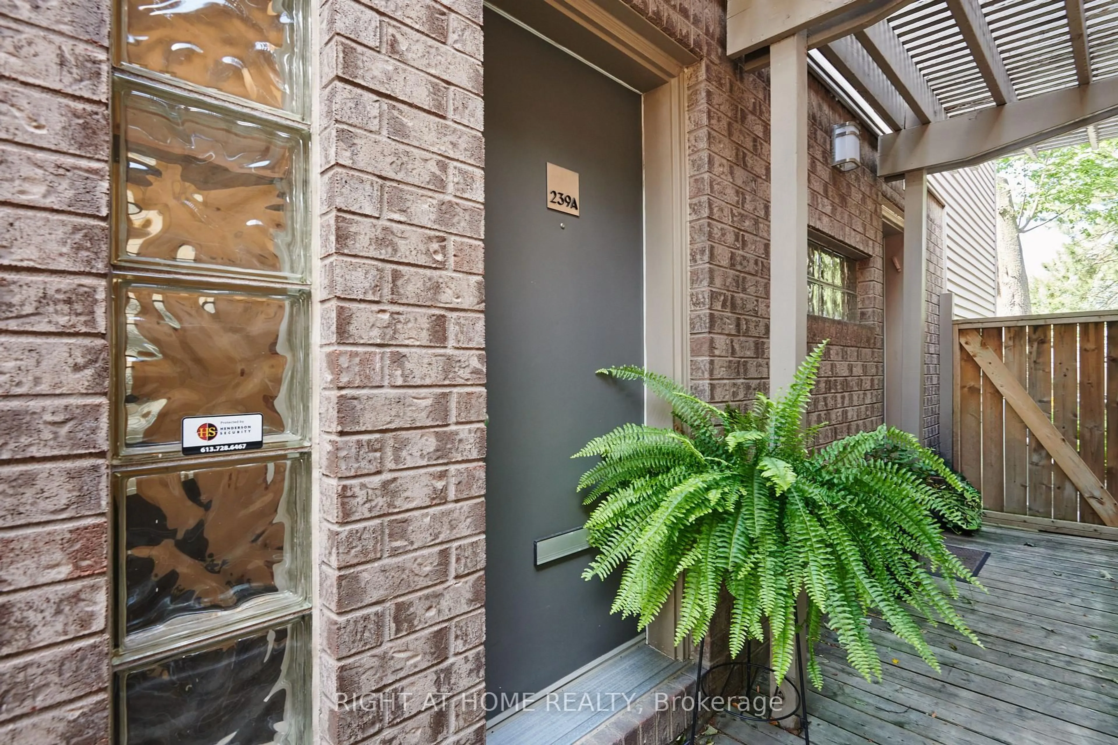 Indoor entryway for 239A Sunnyside Ave, Ottawa Ontario K1S 0R4