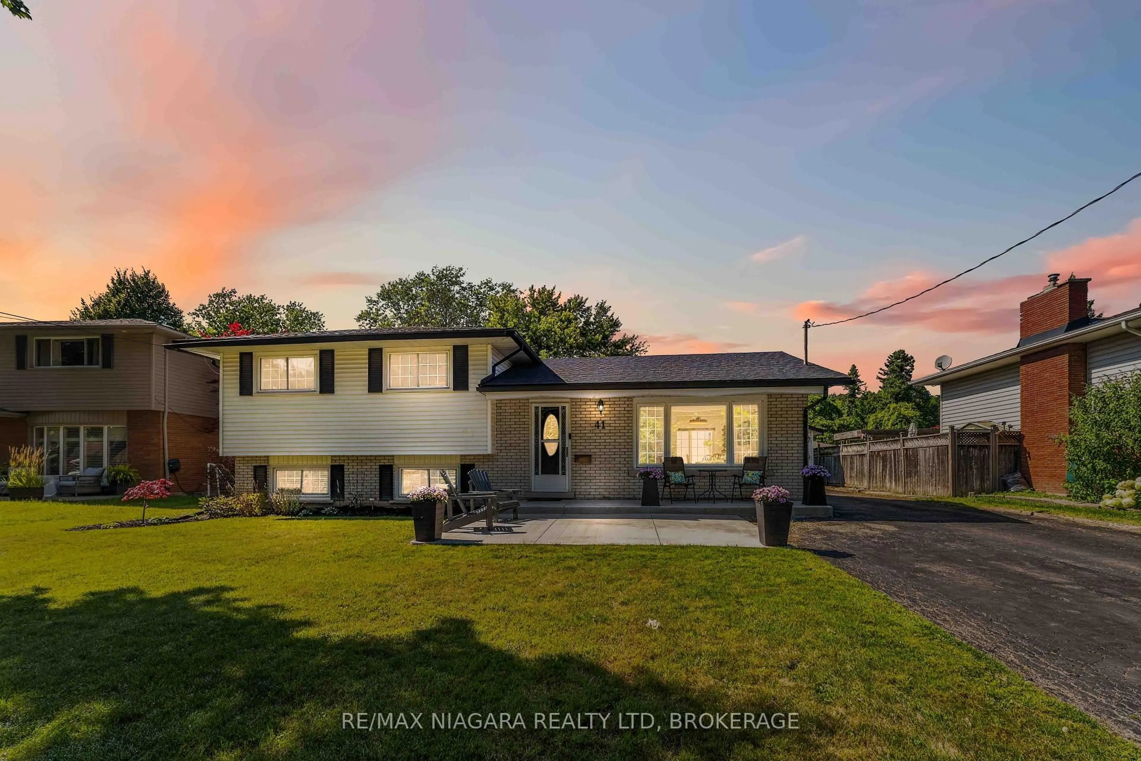 A pic from outside/outdoor area/front of a property/back of a property/a pic from drone, unknown for 41 Old Coach Rd, St. Catharines Ontario L2N 2P6
