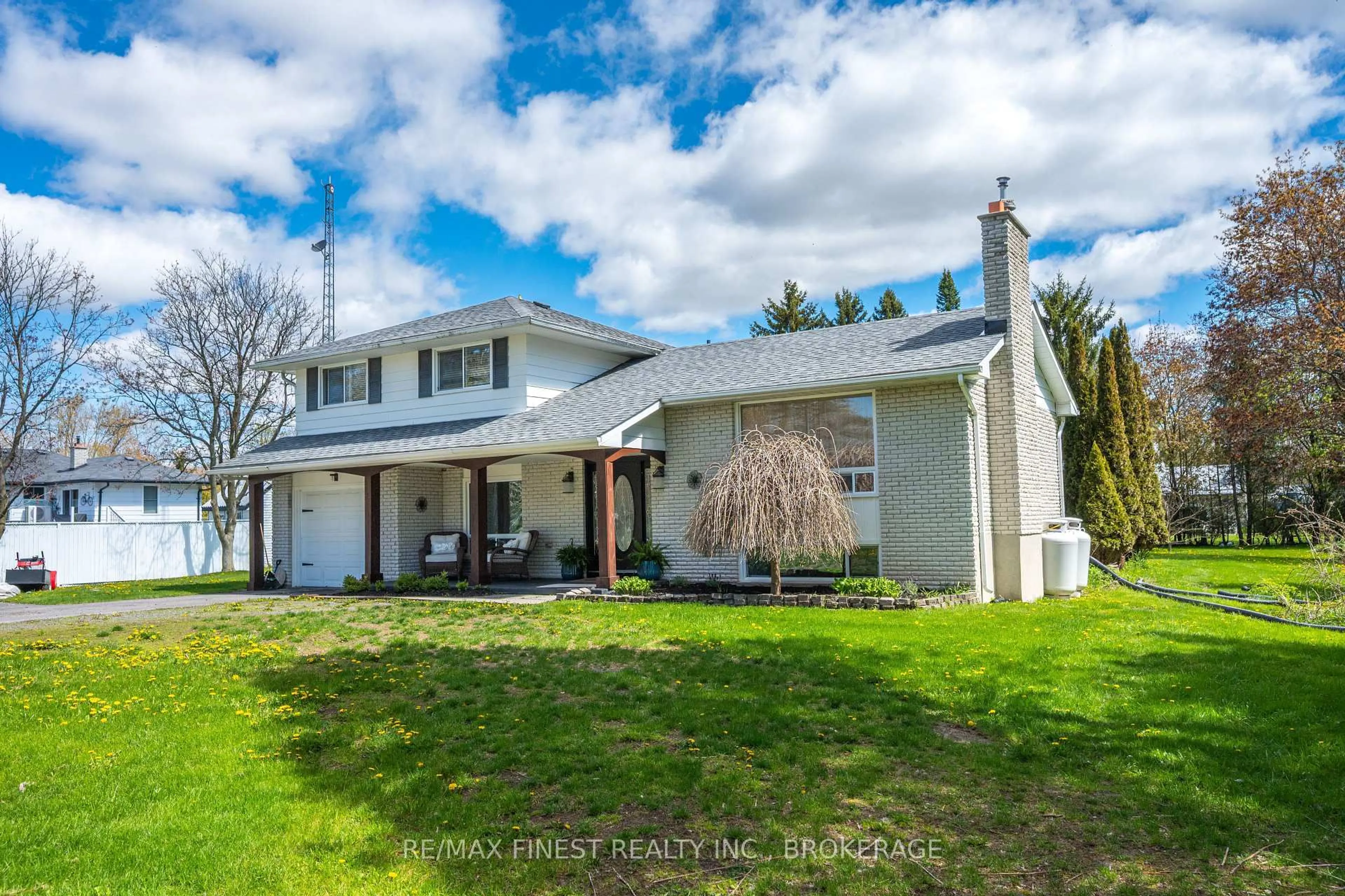A pic from outside/outdoor area/front of a property/back of a property/a pic from drone, street for 207 Meadow Cres, Bath Ontario K0H 1G0