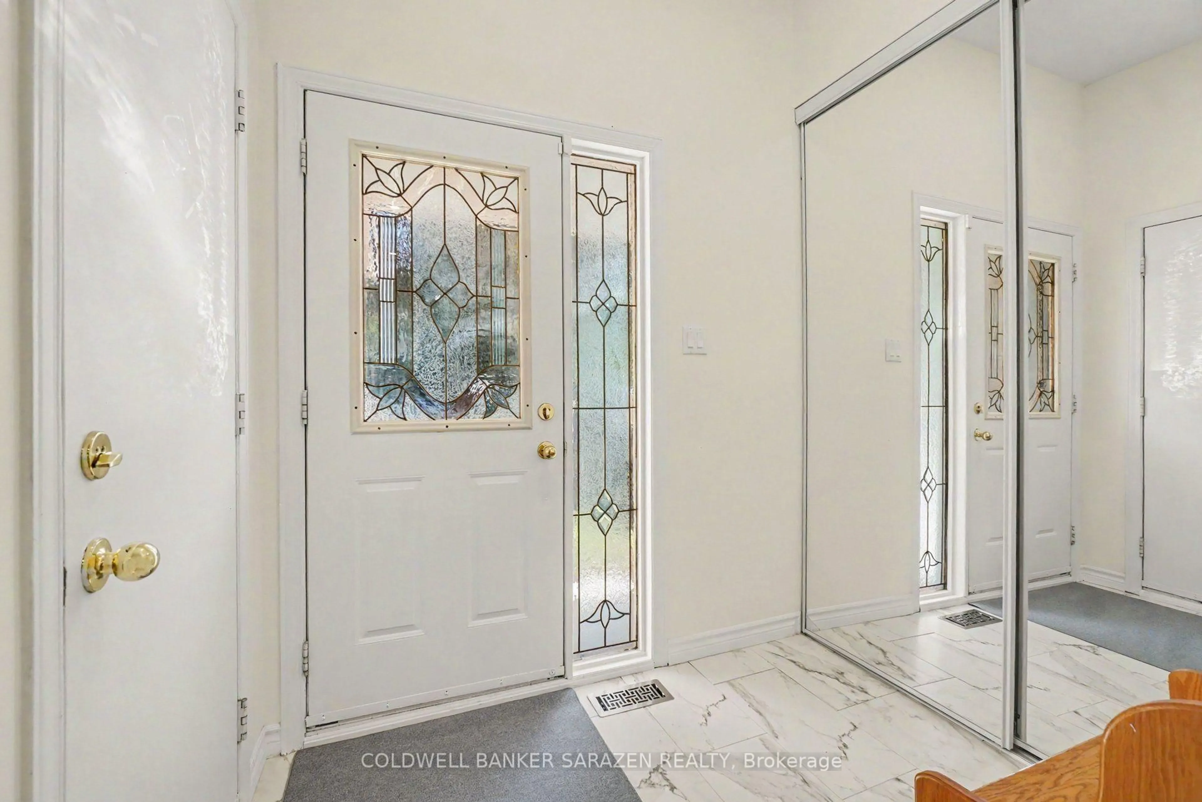 Indoor entryway for 16 Crownridge Dr, Ottawa Ontario K2M 2M7