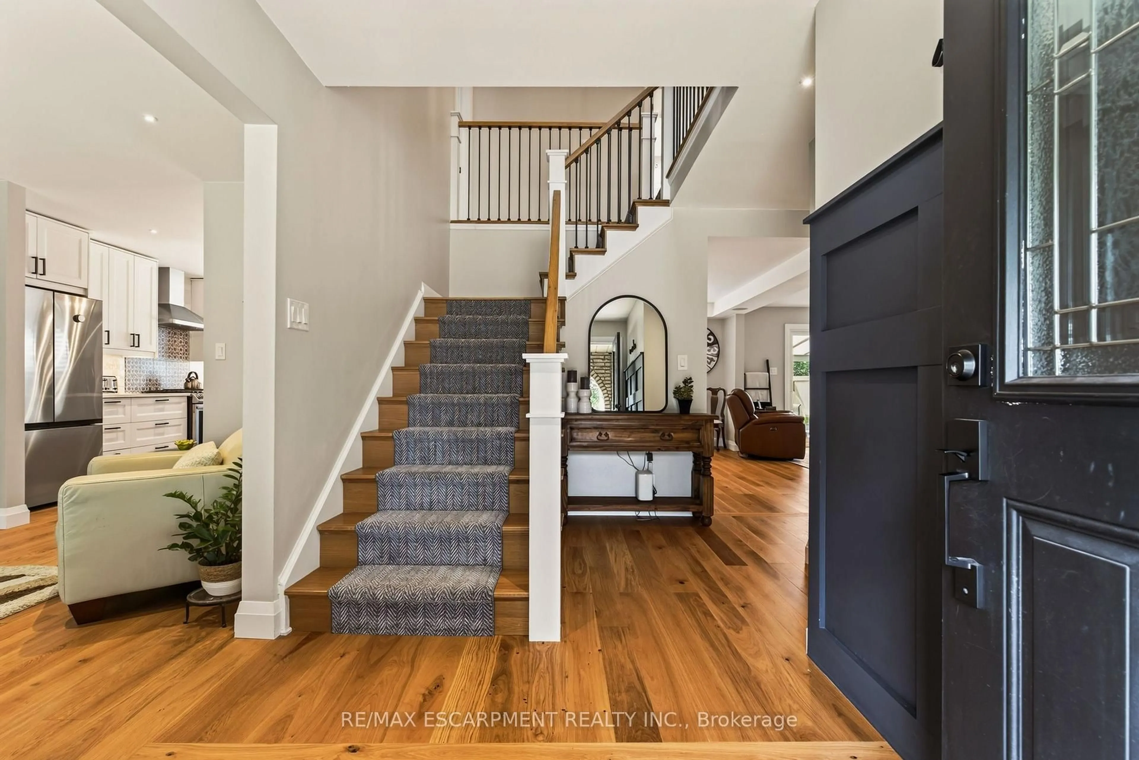 Indoor entryway for 105 San Fernando Dr, Hamilton Ontario L9C 2C3