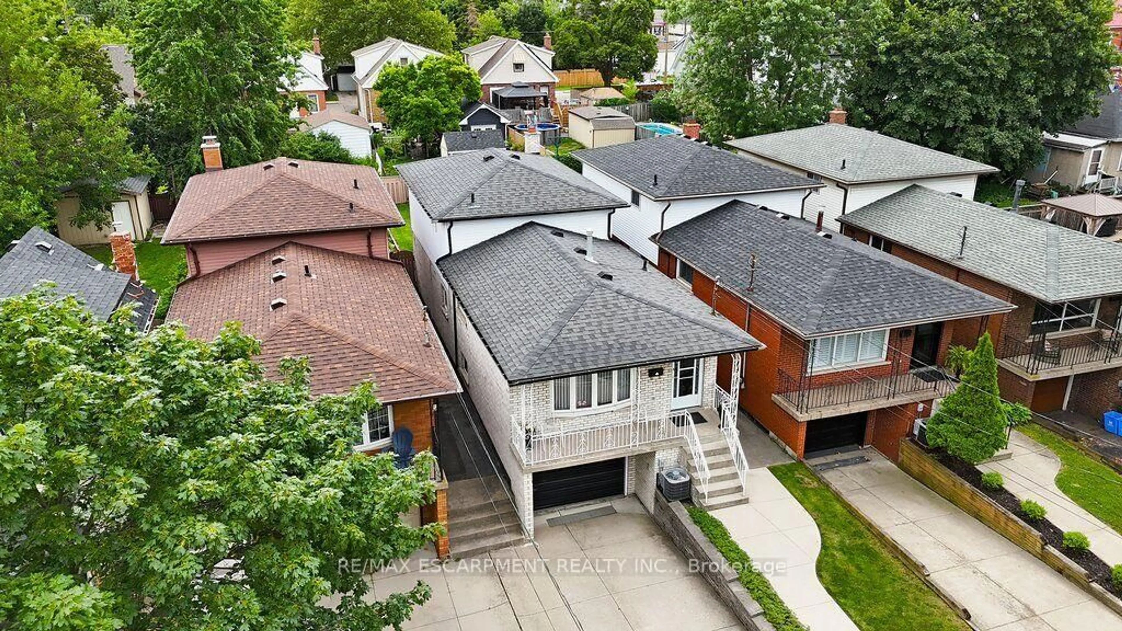A pic from outside/outdoor area/front of a property/back of a property/a pic from drone, unknown for 229 East 8th St, Hamilton Ontario L9A 3L7