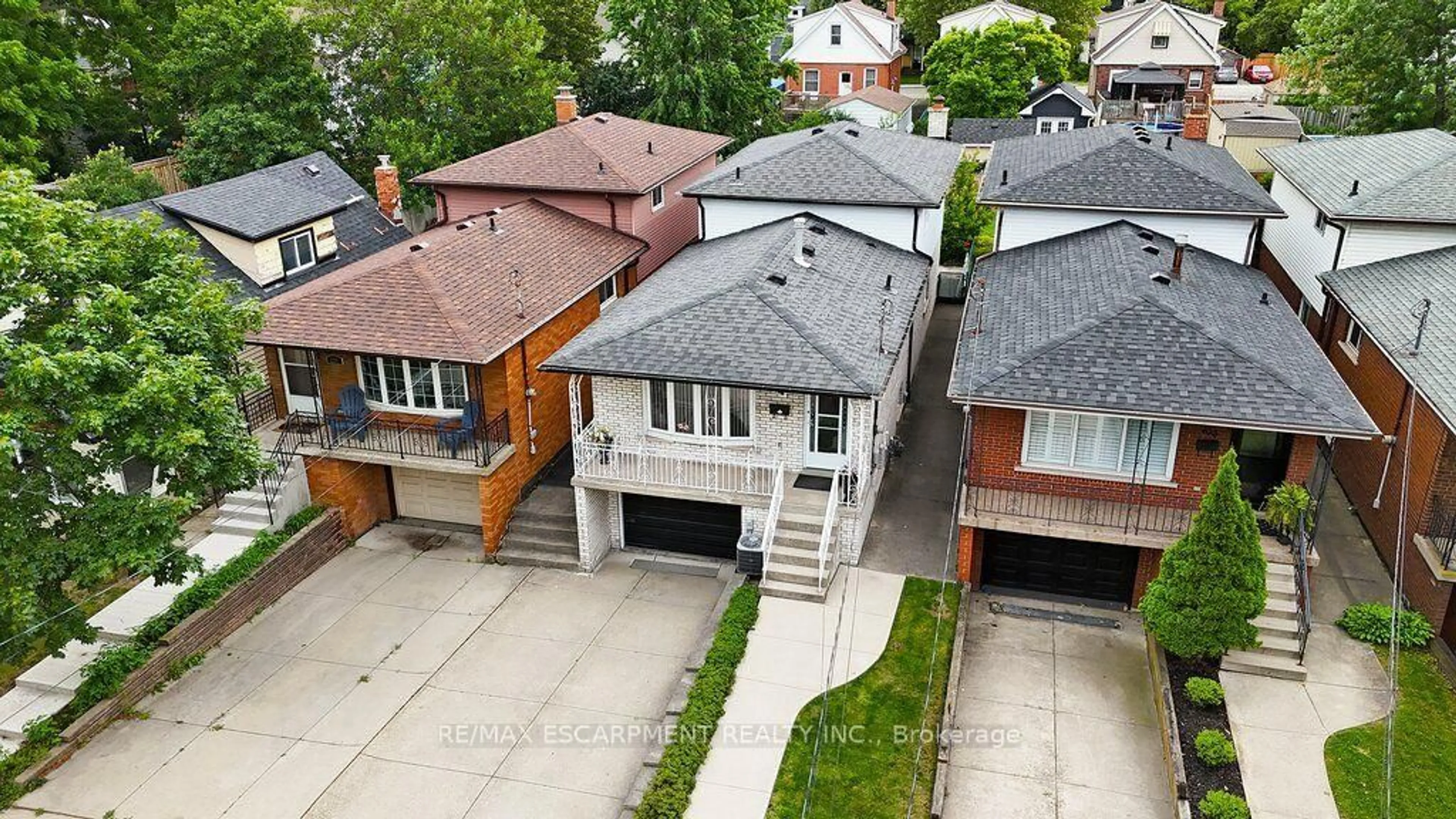 A pic from outside/outdoor area/front of a property/back of a property/a pic from drone, street for 229 East 8th St, Hamilton Ontario L9A 3L7