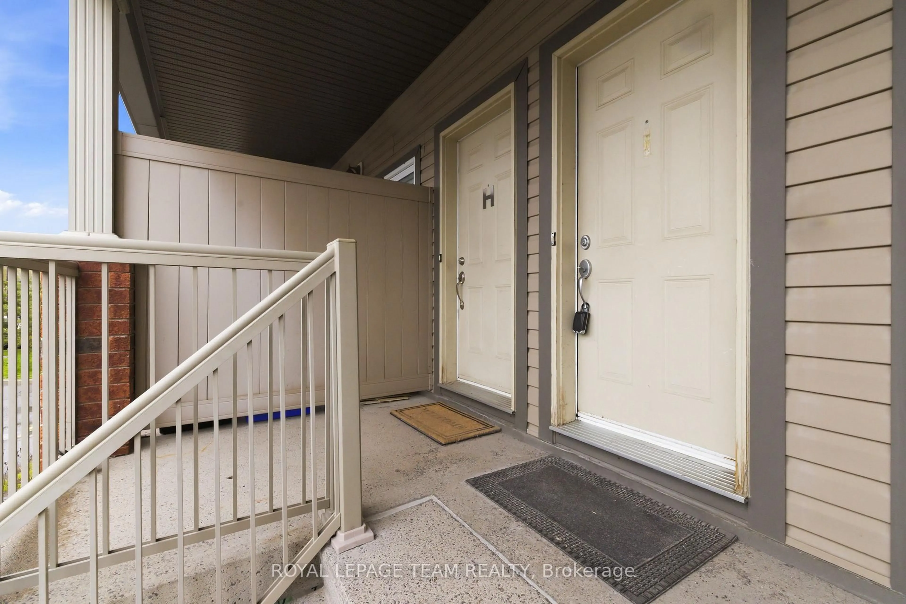 Indoor entryway for 769 Cedar Creek Dr #I, Ottawa Ontario K1T 0B3