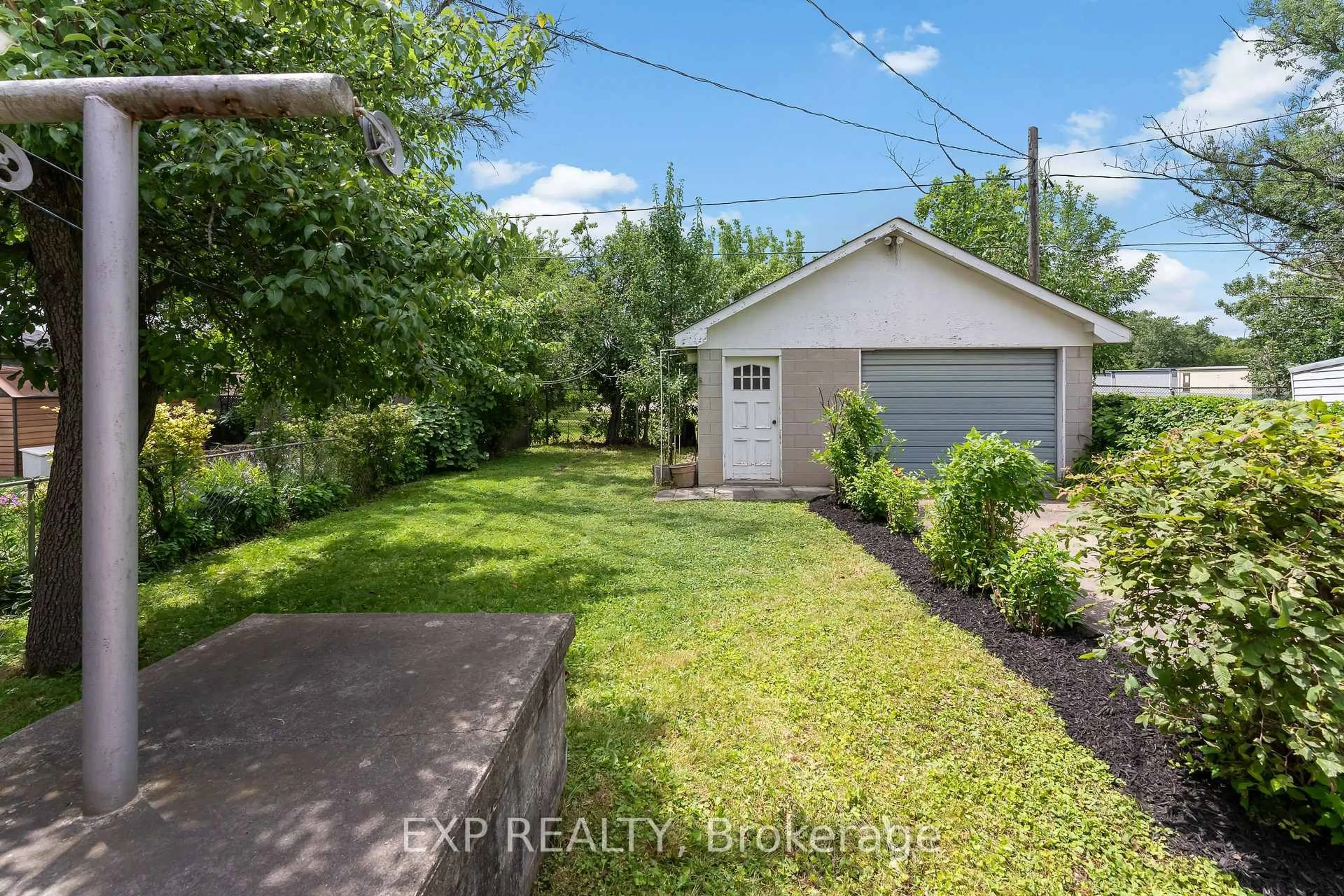 A pic from outside/outdoor area/front of a property/back of a property/a pic from drone, unknown for 91 Dover Rd, Welland Ontario L3B 2V1