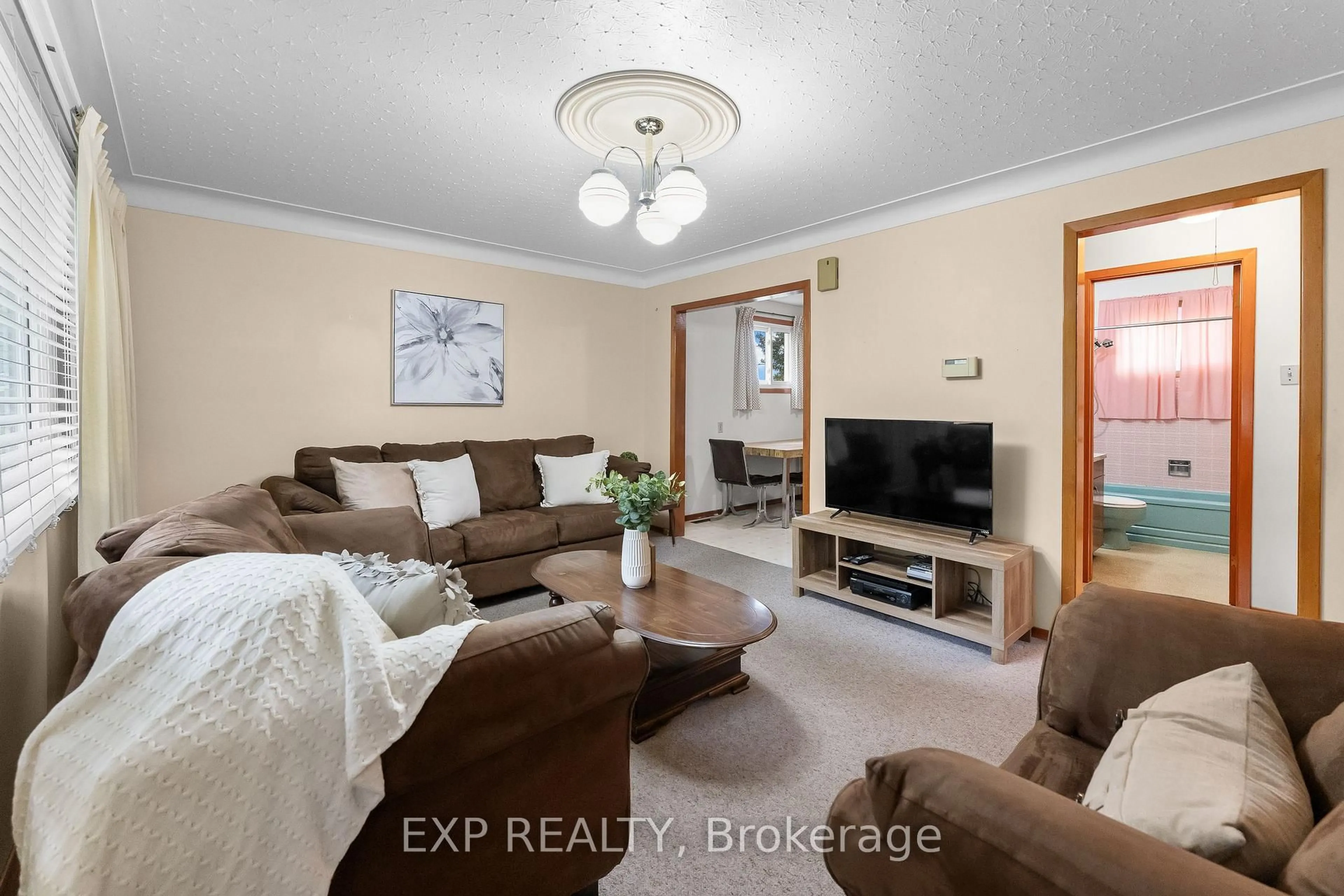 Living room with furniture, unknown for 91 Dover Rd, Welland Ontario L3B 2V1