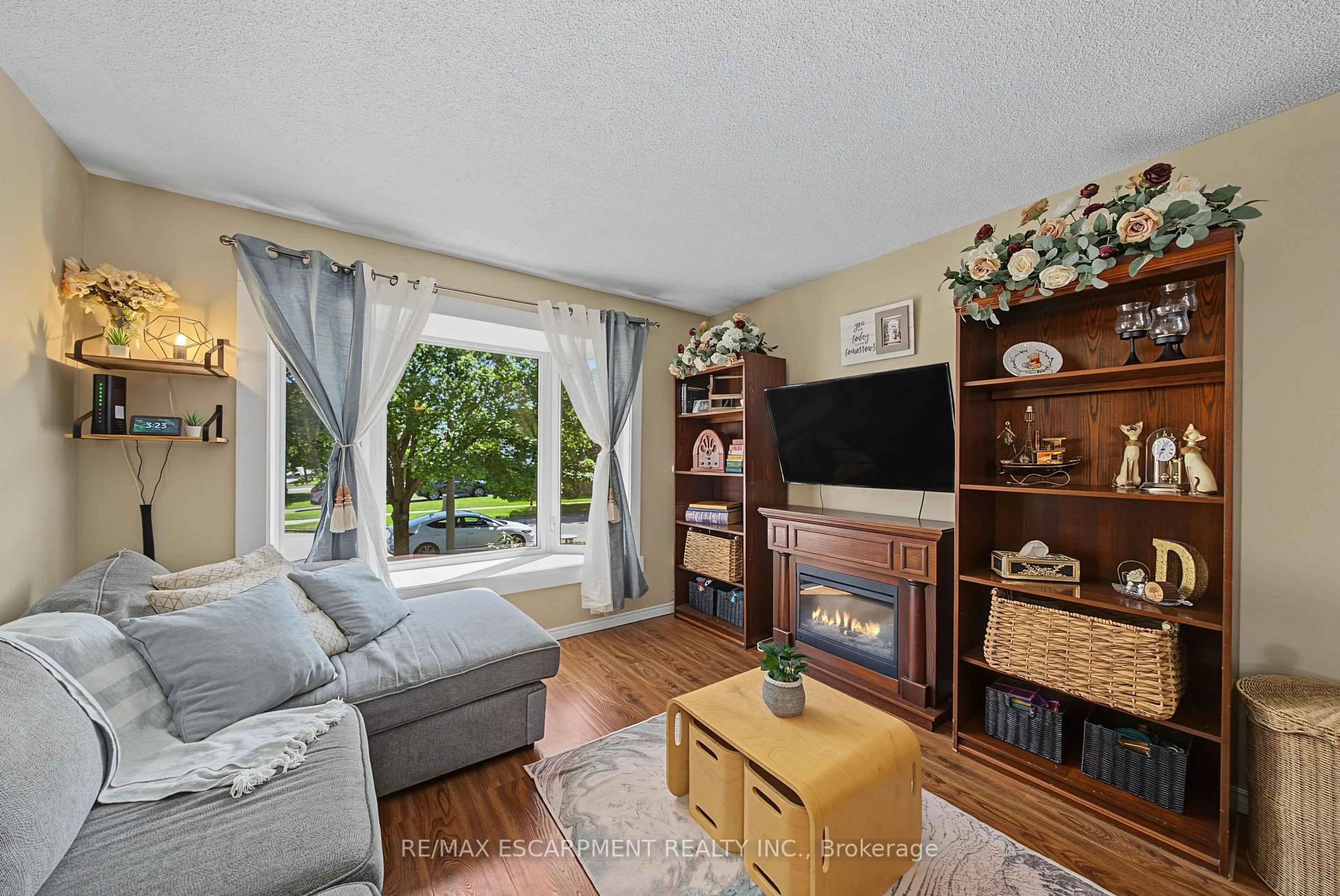 Living room with furniture, unknown for 4917 Homestead Dr, Lincoln Ontario L0R 1B5
