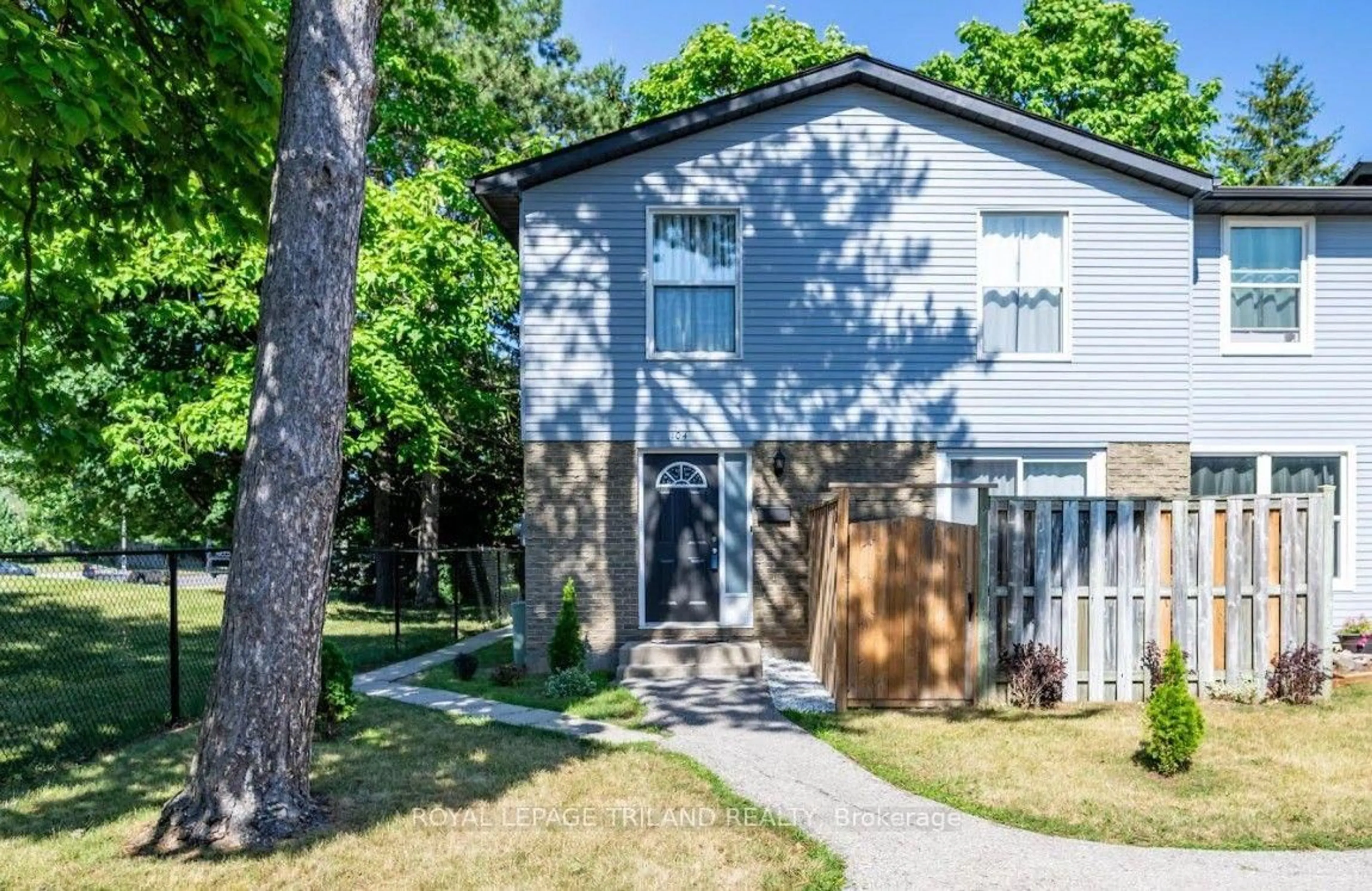 Home with vinyl exterior material, street for 70 Fiddlers Green Rd #104, London North Ontario N6H 4R4