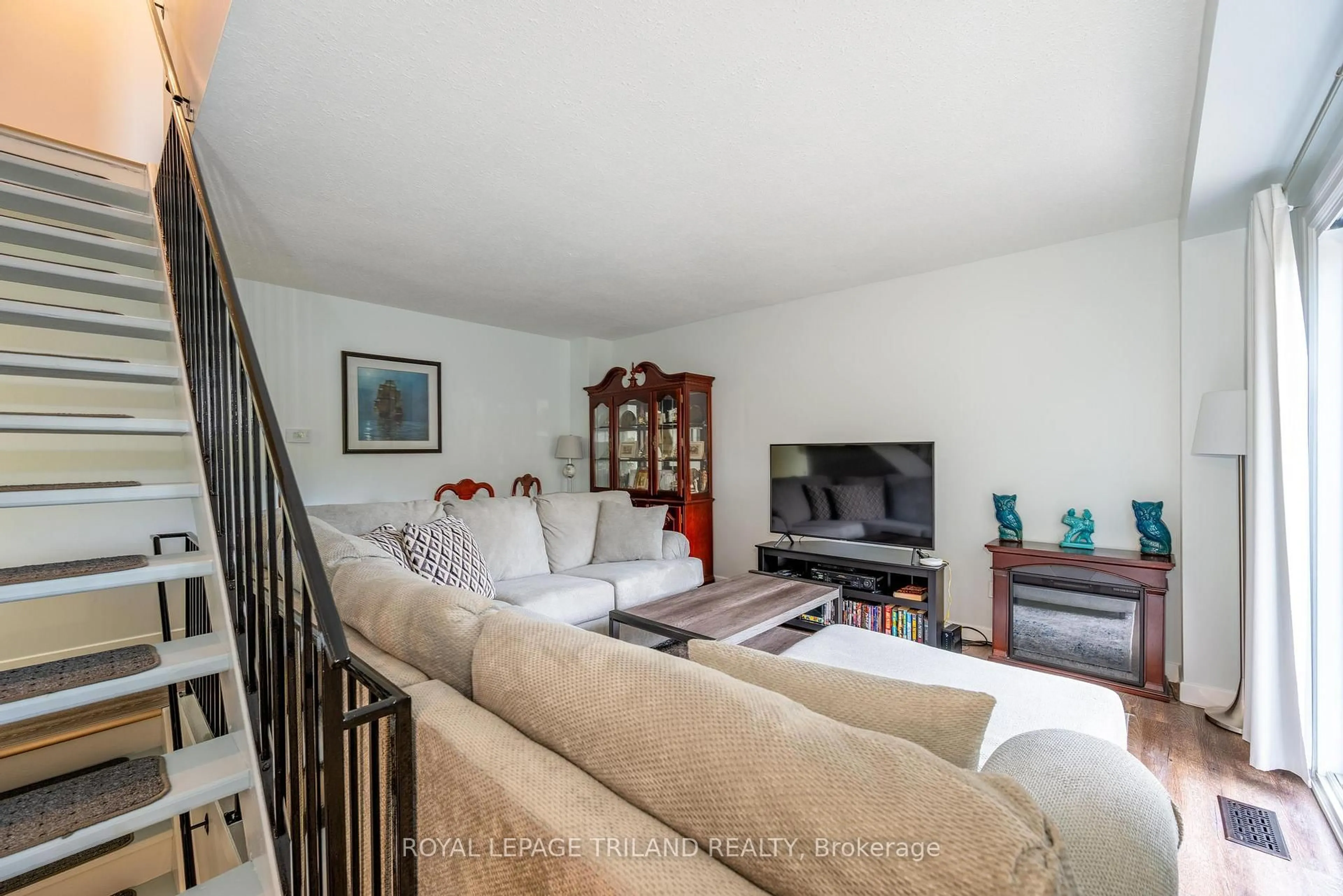 Living room with furniture, unknown for 70 Fiddlers Green Rd #104, London North Ontario N6H 4R4