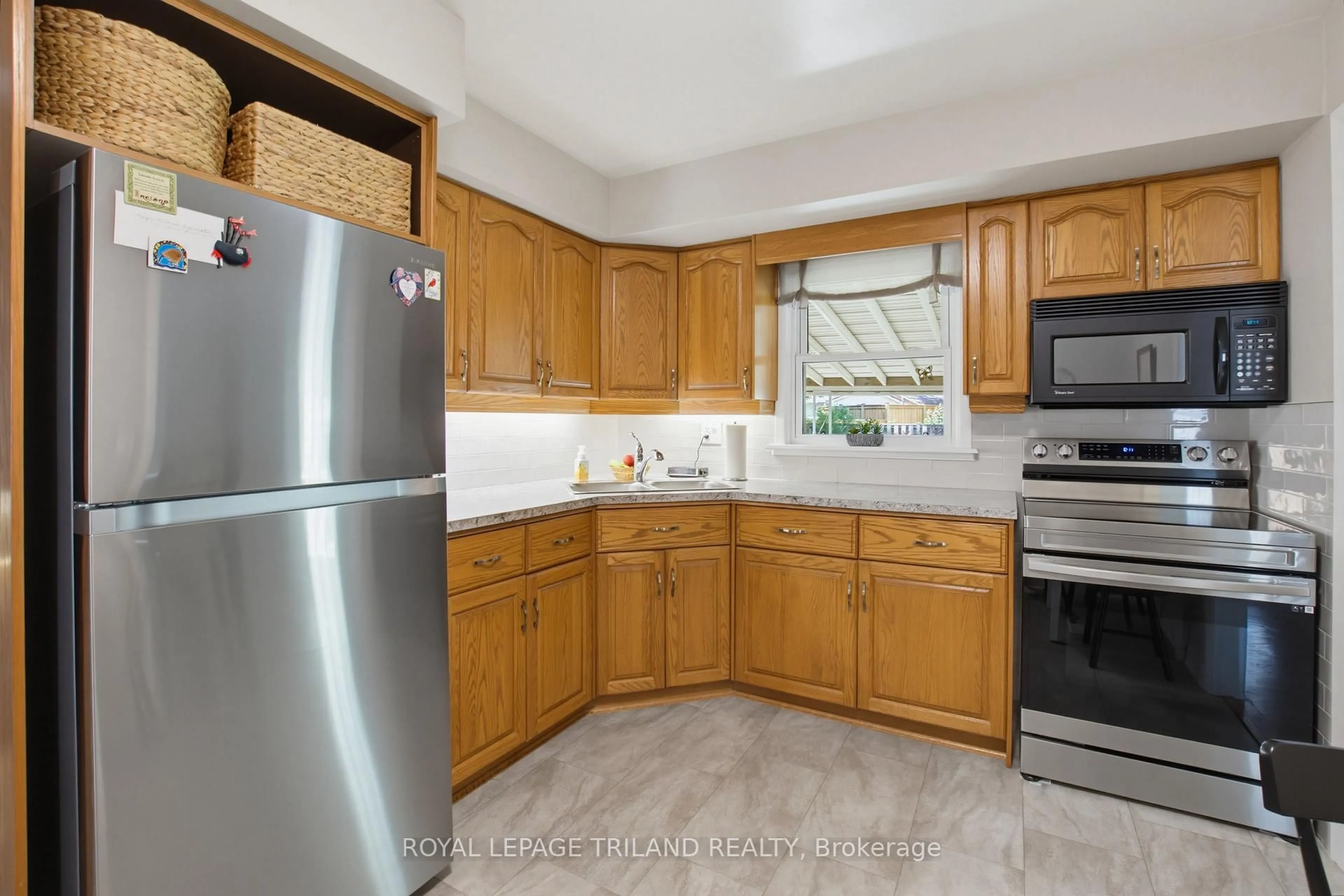 Standard kitchen, ceramic/tile floor for 1463 Glenora Dr, London North Ontario N5X 1V3