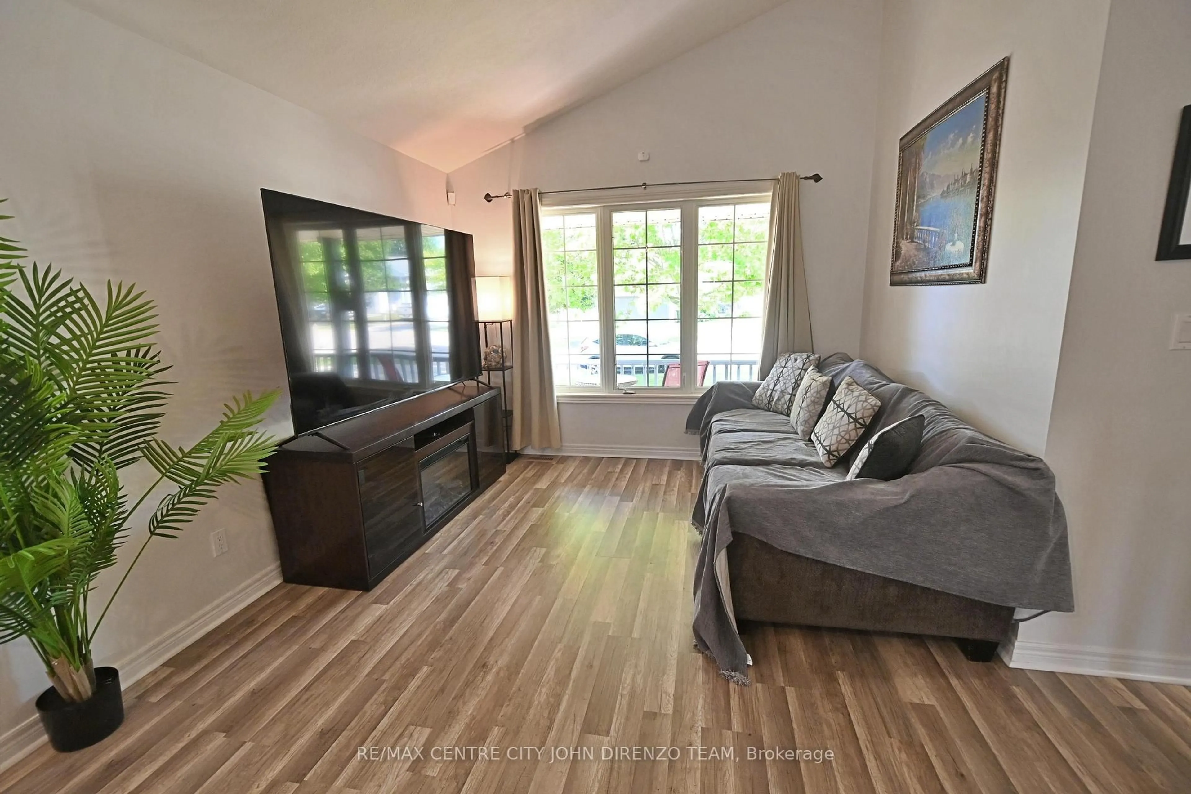 Living room with furniture, unknown for 72 Axford Pkwy, St. Thomas Ontario N5R 6E7
