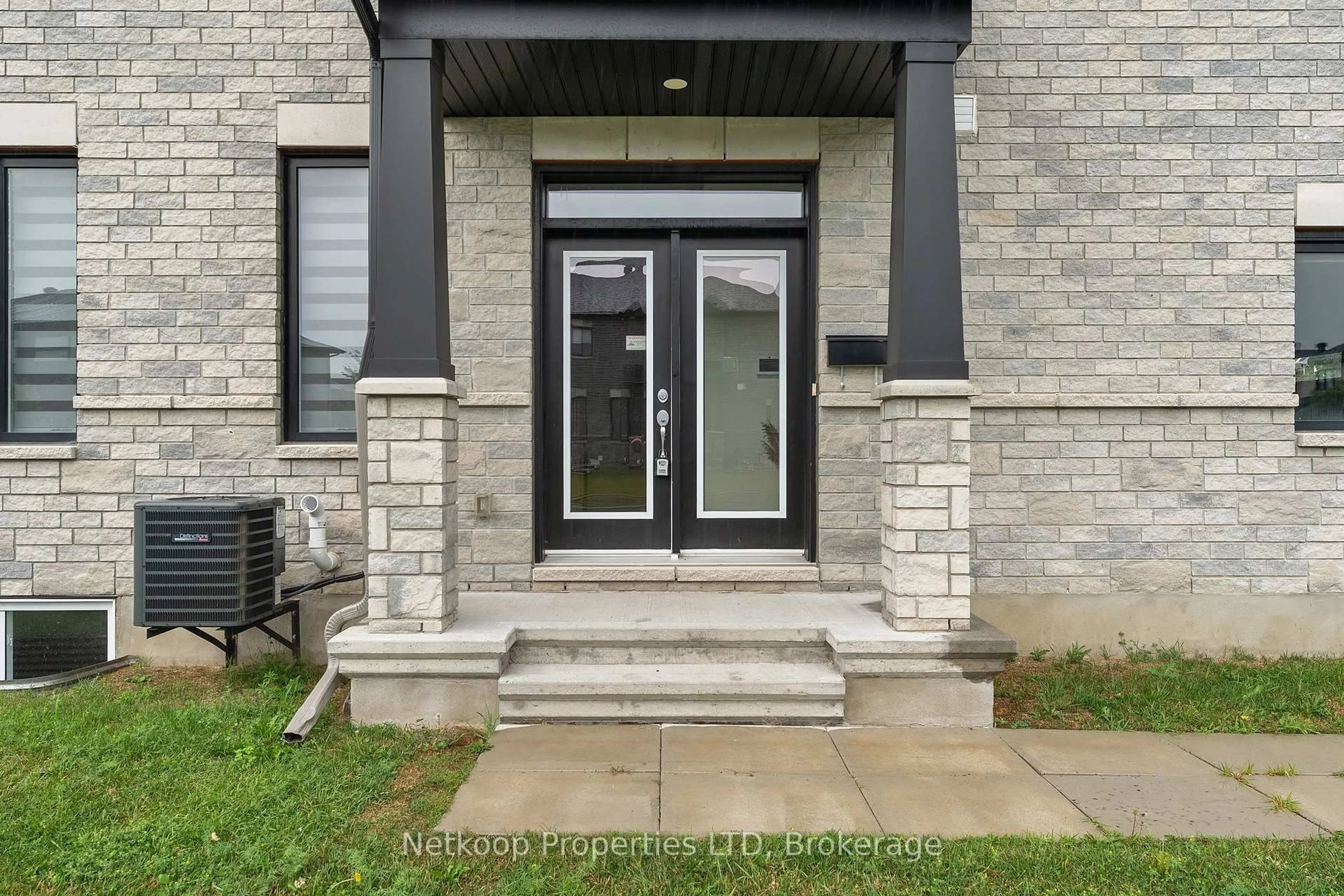 Indoor entryway for 767 Namur St, Russell Ontario K0A 1W0
