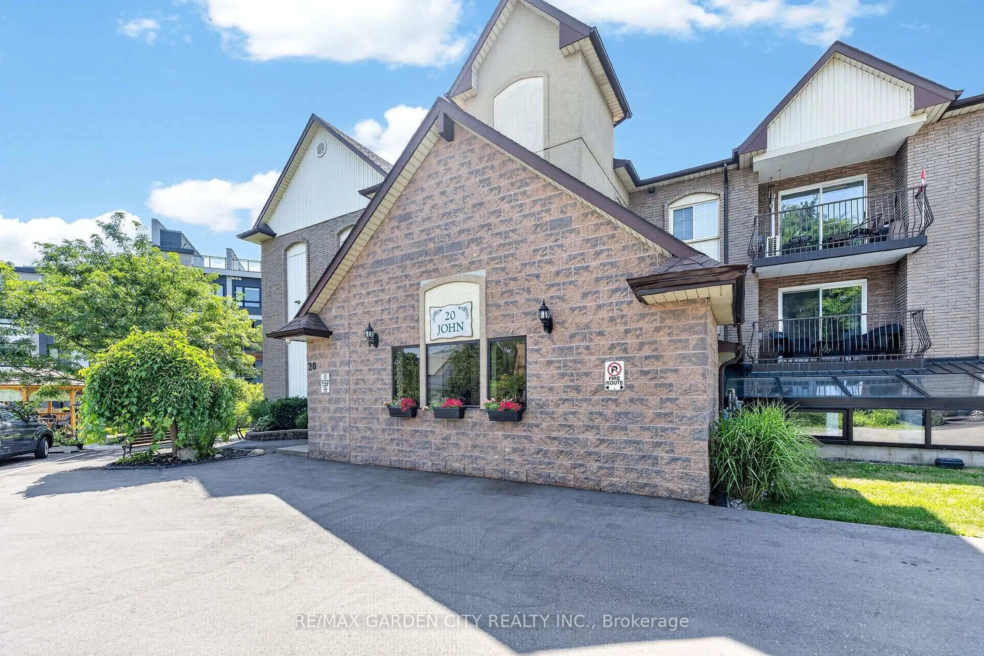 Home with brick exterior material, mountain view for 20 JOHN St #205, Grimsby Ontario L3M 1X5