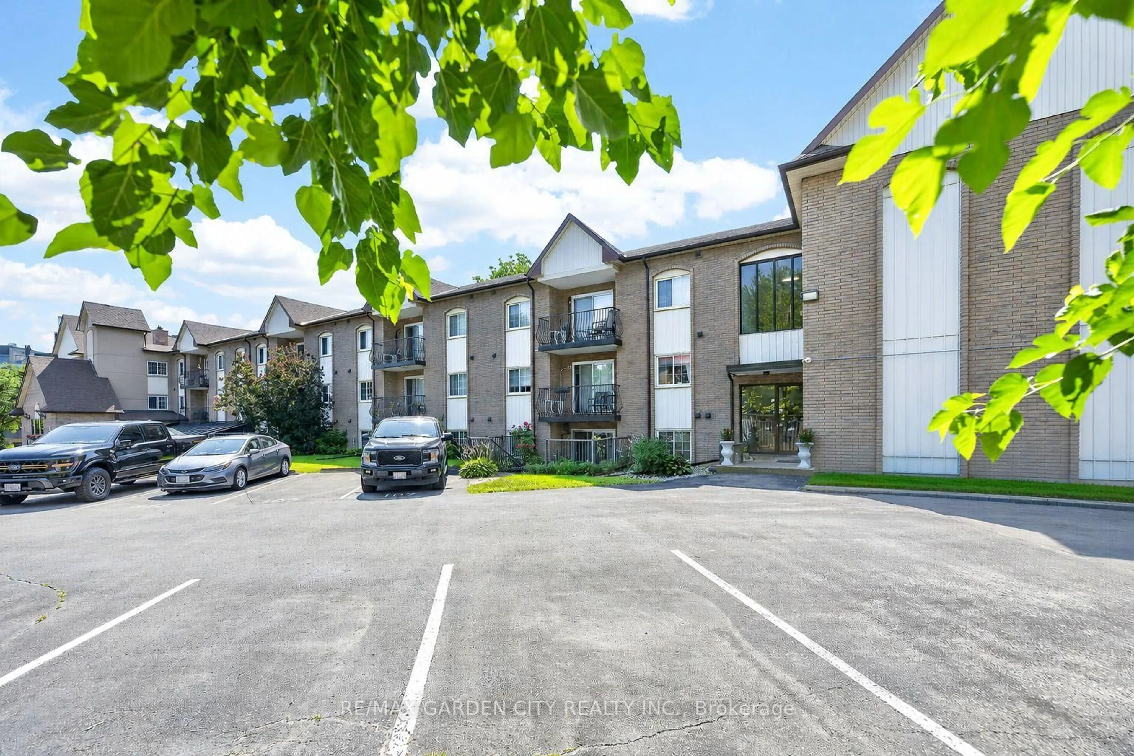 A pic from outside/outdoor area/front of a property/back of a property/a pic from drone, street for 20 JOHN St #205, Grimsby Ontario L3M 1X5