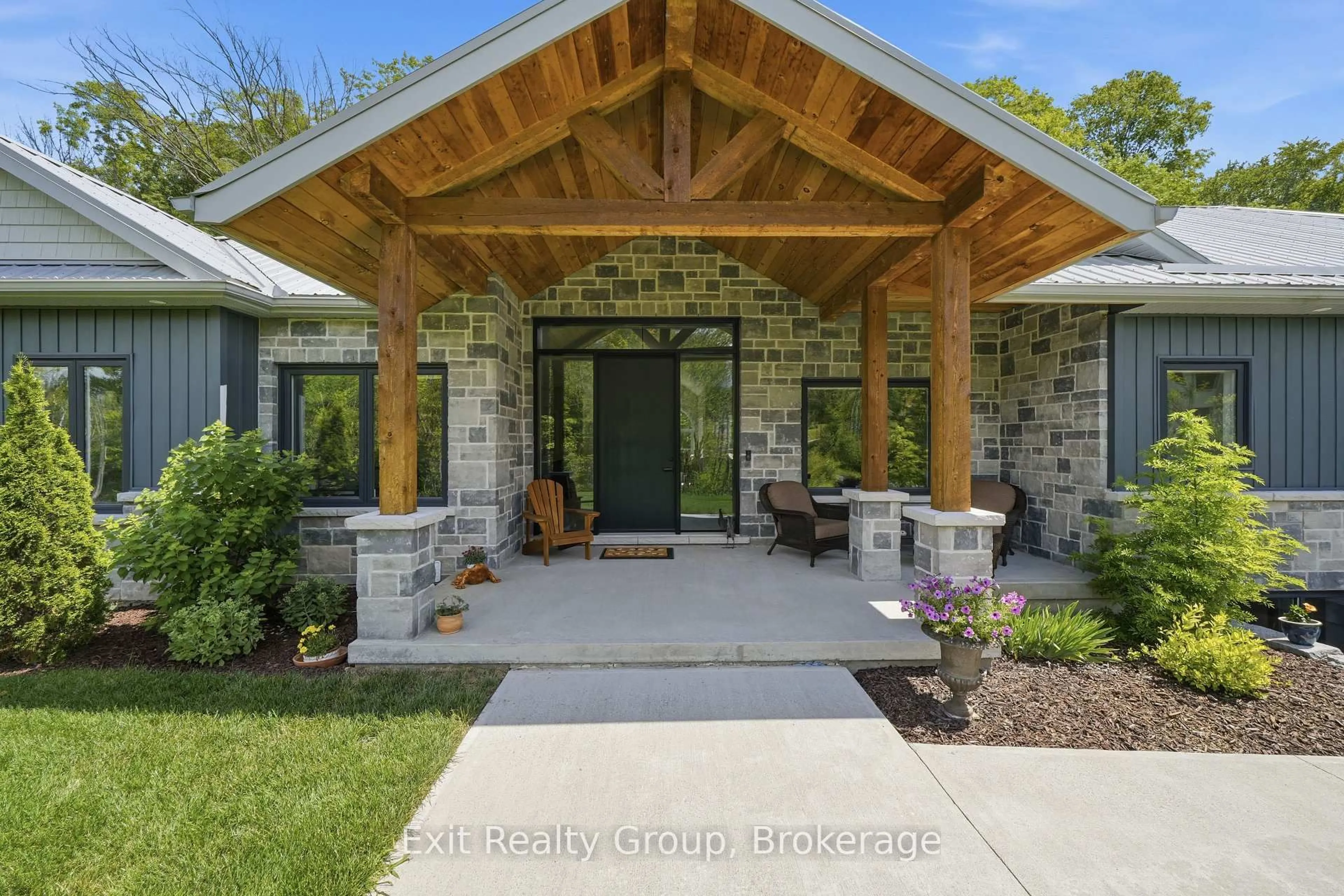 Indoor entryway for 16 Newpierce Dr, Stirling Ontario K0K 3E0