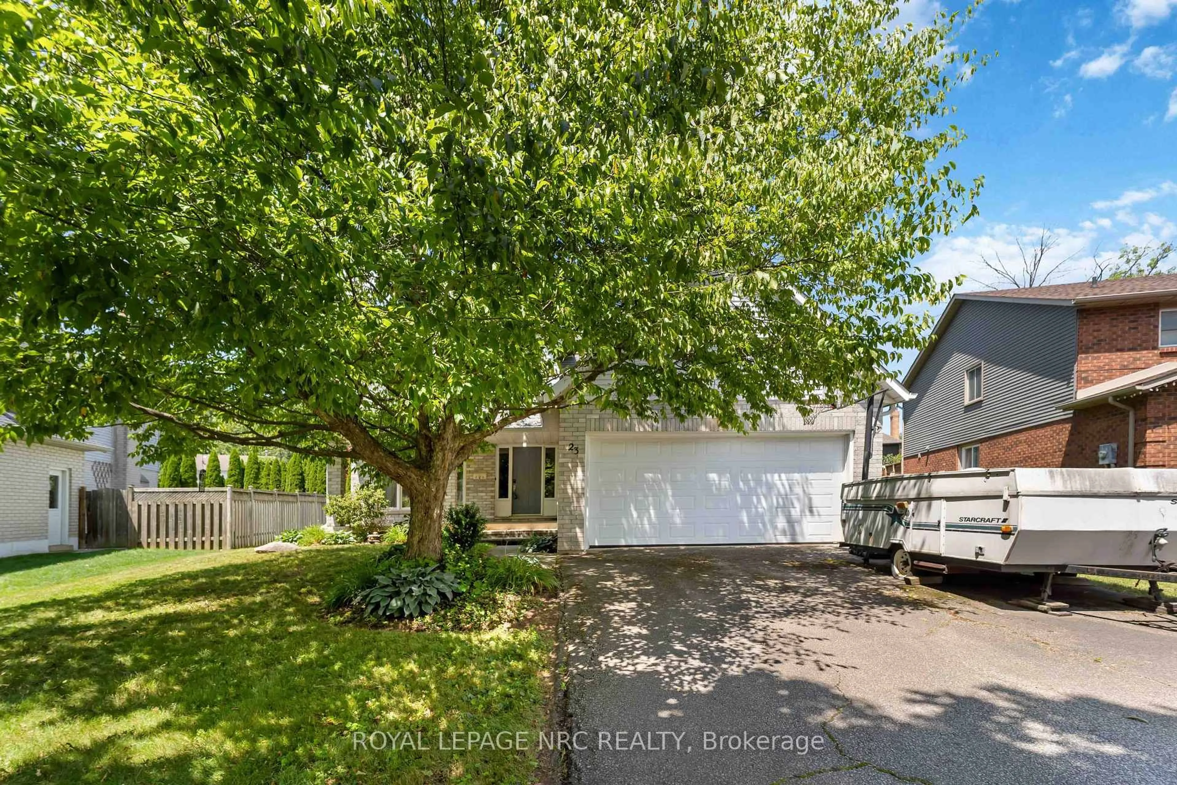 A pic from outside/outdoor area/front of a property/back of a property/a pic from drone, street for 23 Woodside Sq, Pelham Ontario L0S 1E4