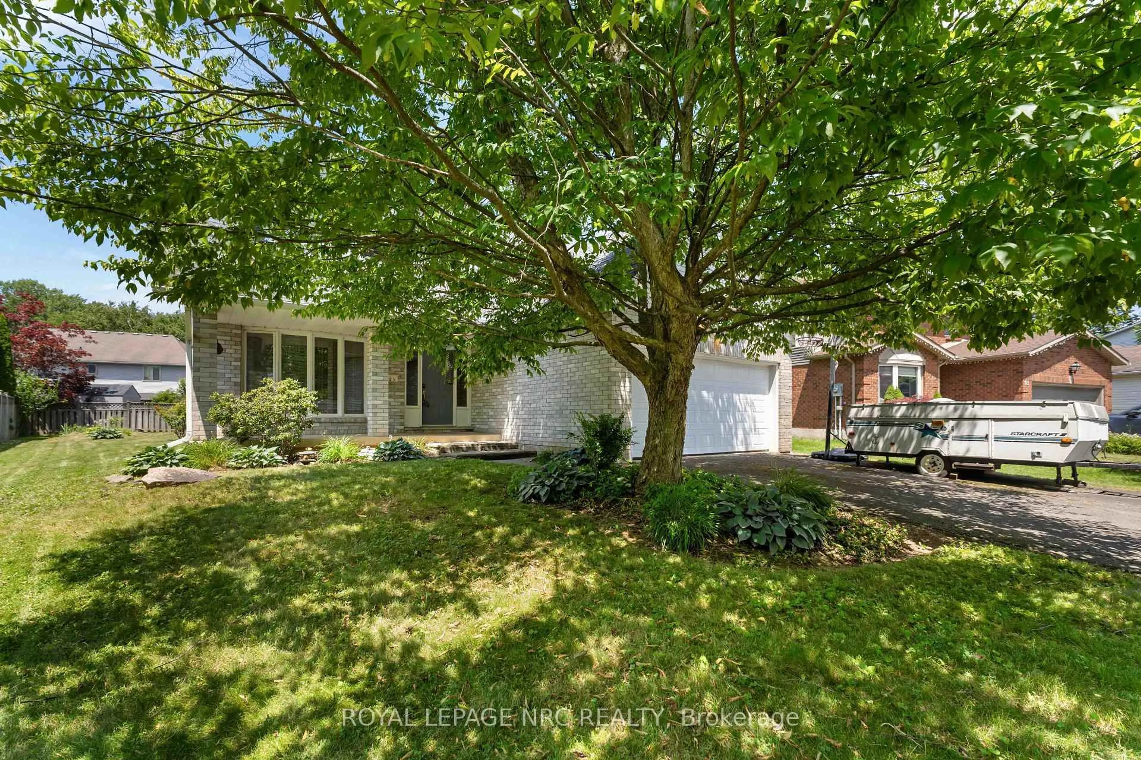 A pic from outside/outdoor area/front of a property/back of a property/a pic from drone, street for 23 Woodside Sq, Pelham Ontario L0S 1E4