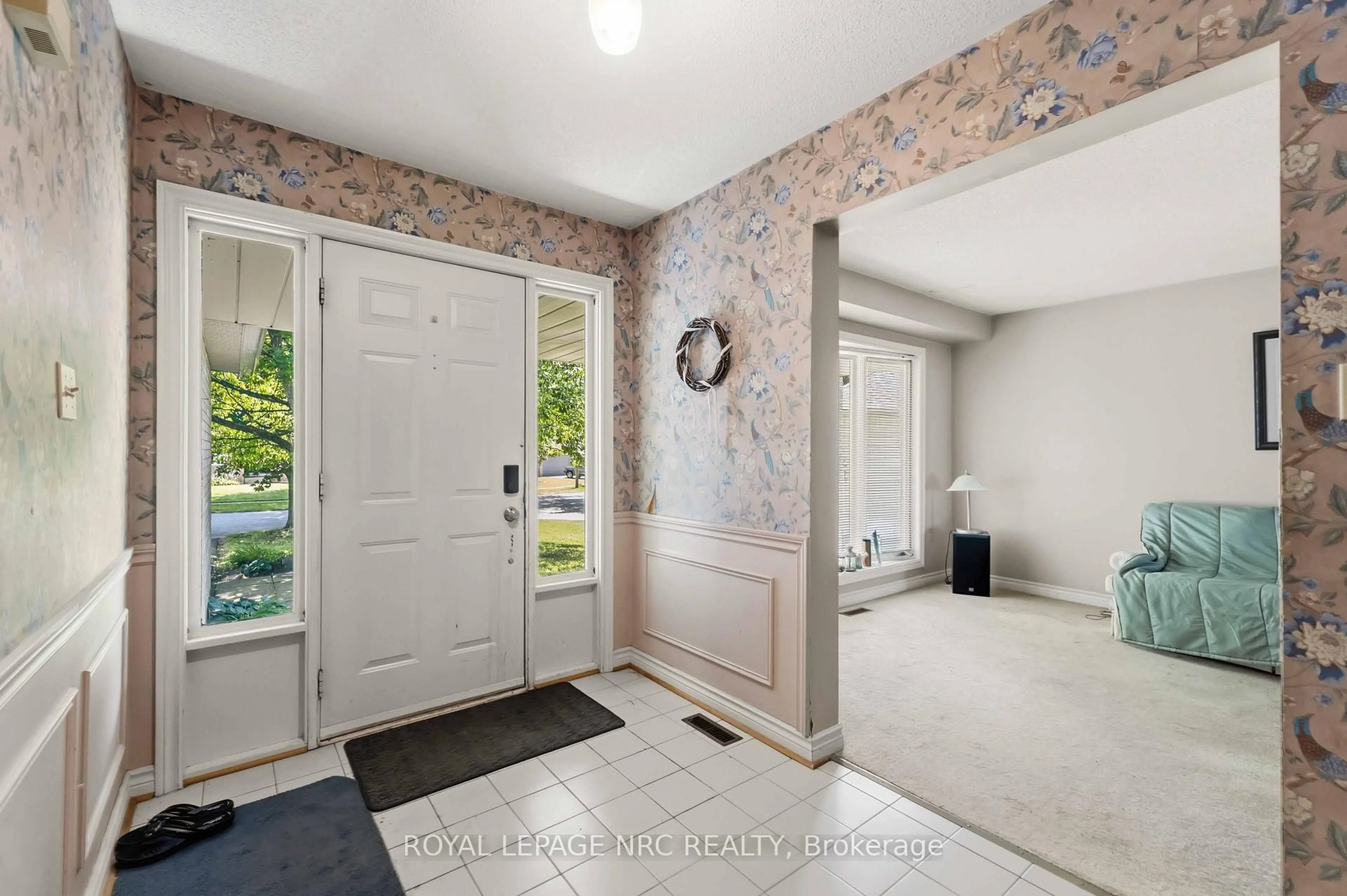 Indoor entryway for 23 Woodside Sq, Pelham Ontario L0S 1E4