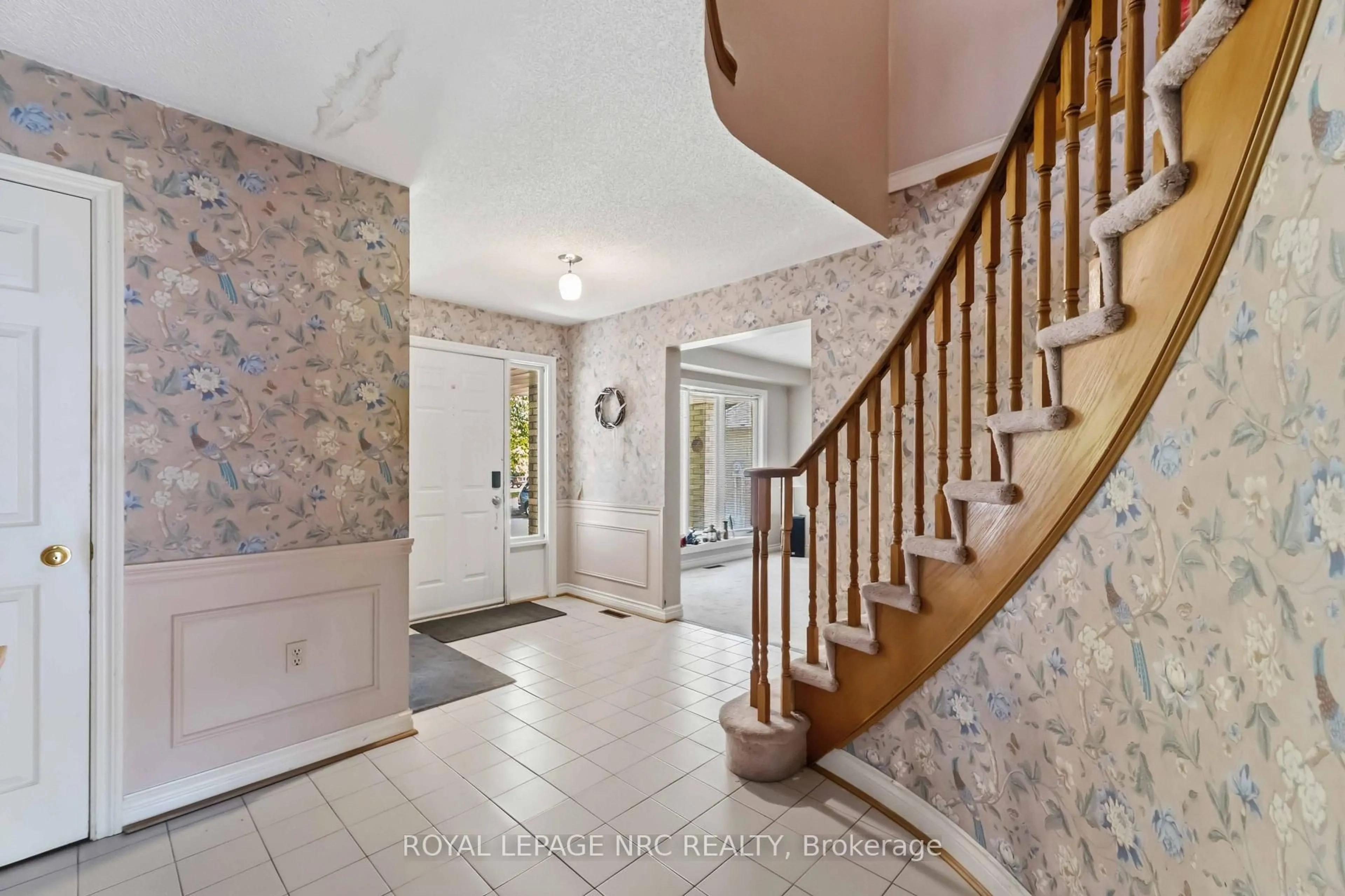 Indoor entryway for 23 Woodside Sq, Pelham Ontario L0S 1E4