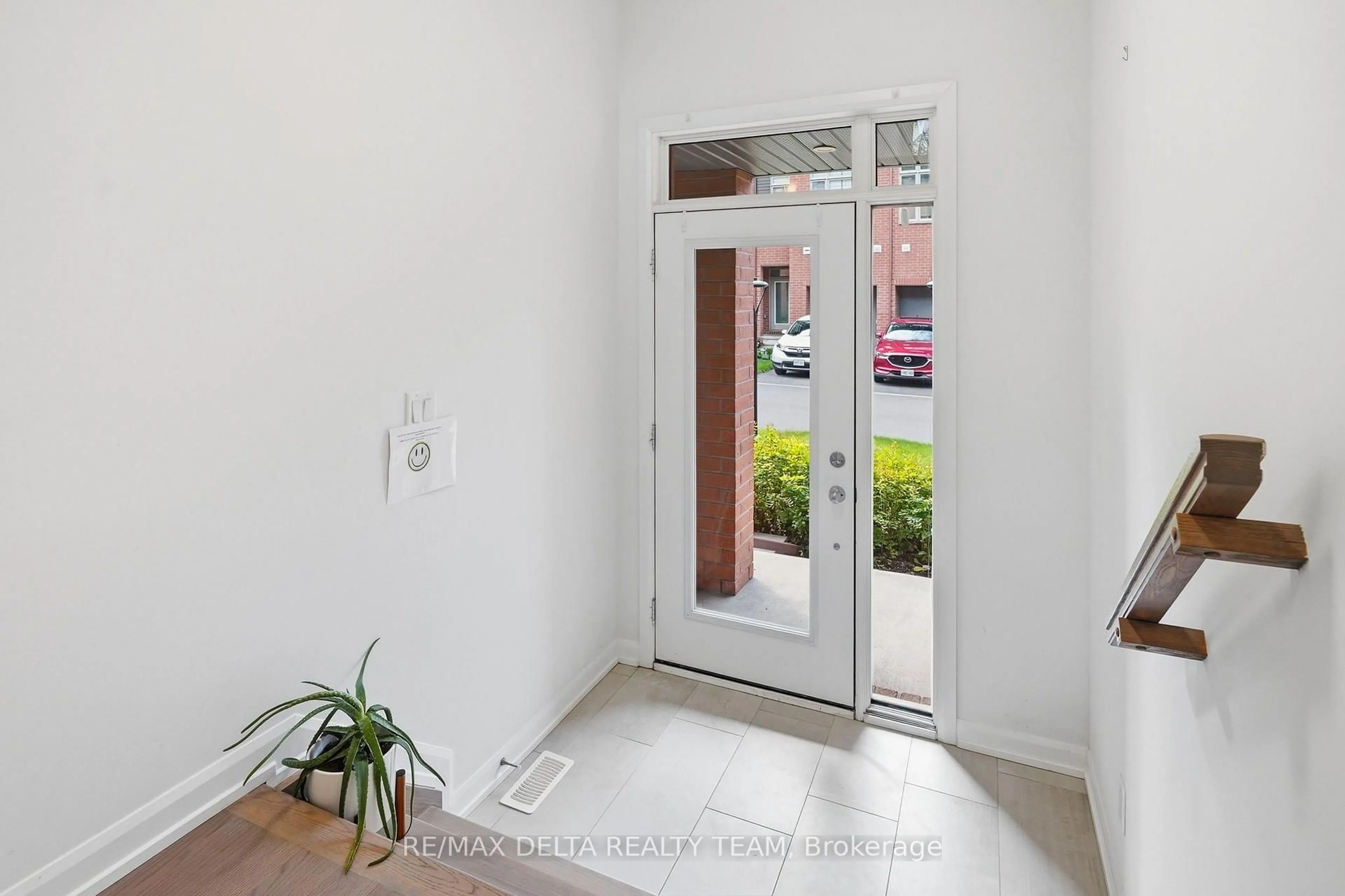 Indoor entryway for 561 Halo Private, Ottawa Ontario K1C 0C7