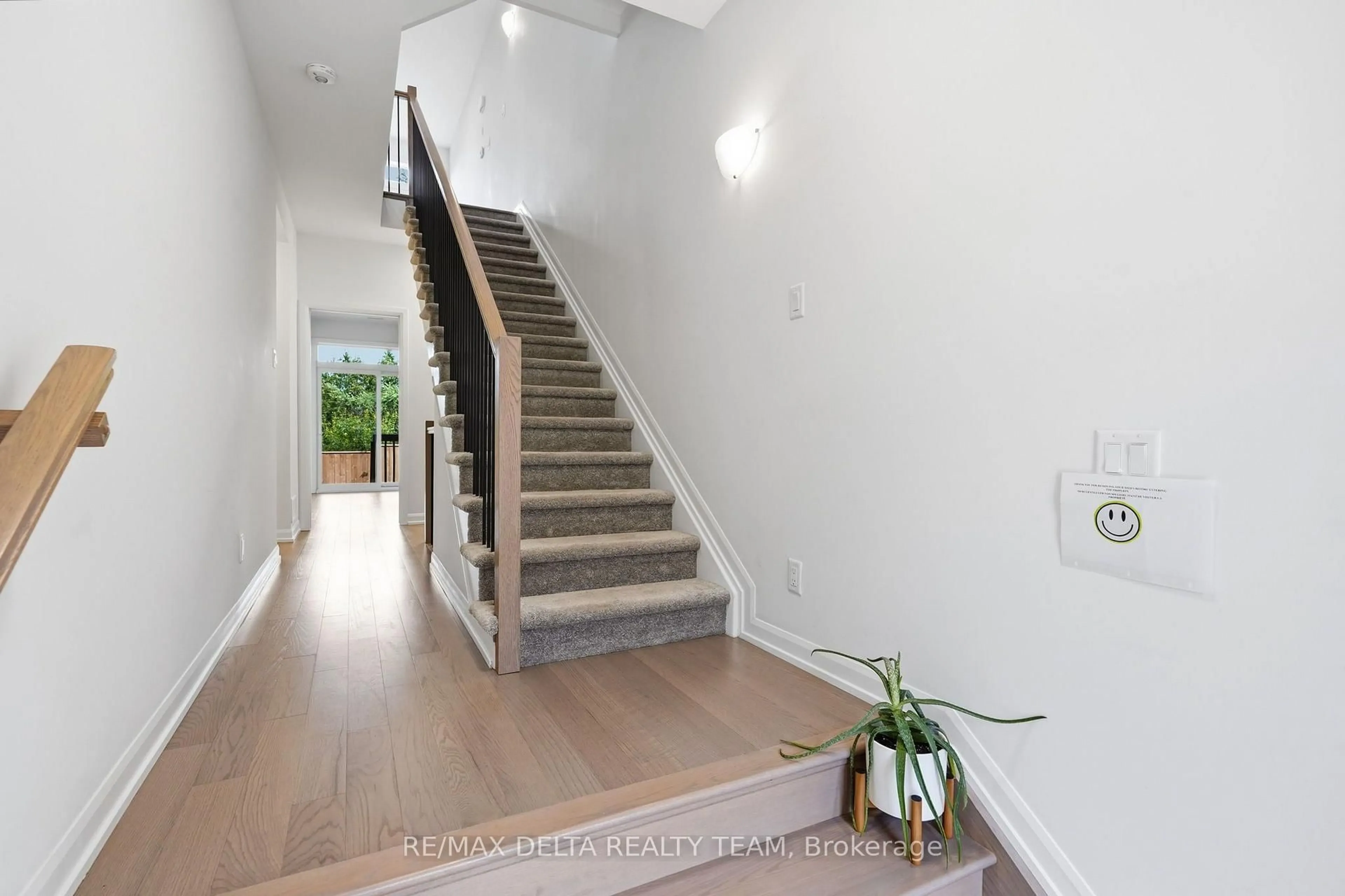 Indoor foyer for 561 Halo Private, Ottawa Ontario K1C 0C7