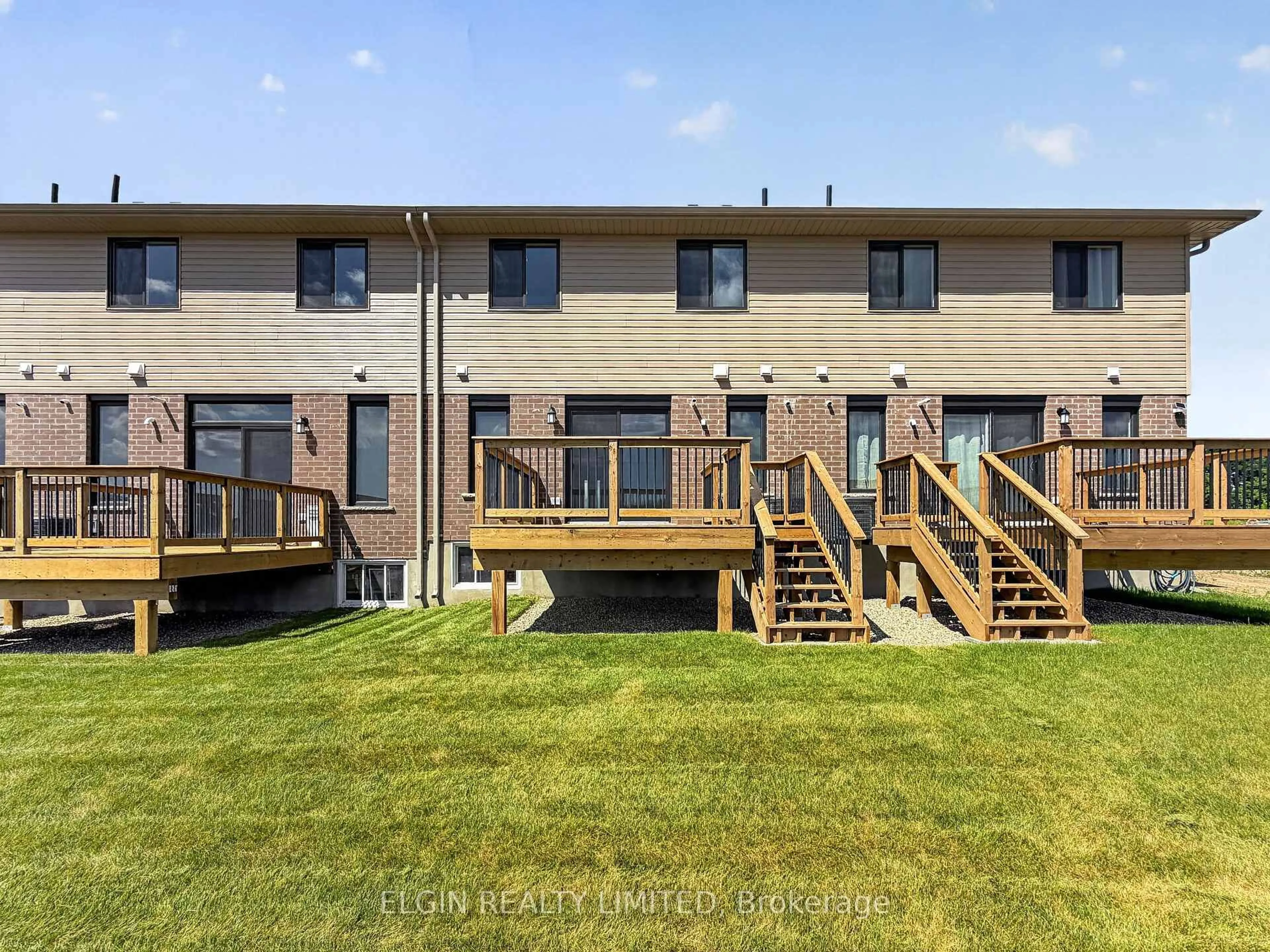 A pic from outside/outdoor area/front of a property/back of a property/a pic from drone, water/lake/river/ocean view for 72 Woodcock Dr, Tillsonburg Ontario N4G 0L9