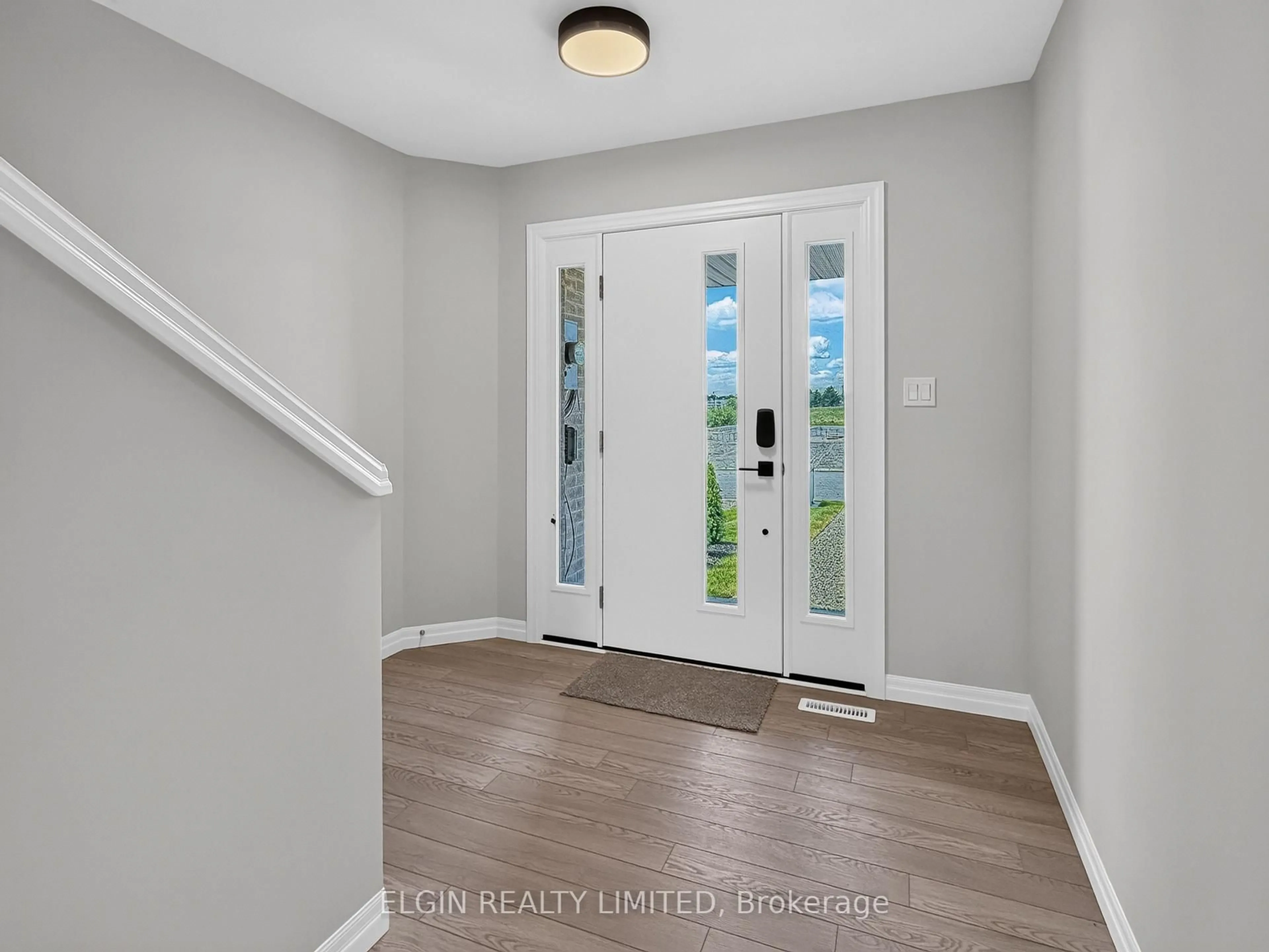 Indoor entryway for 72 Woodcock Dr, Tillsonburg Ontario N4G 0L9