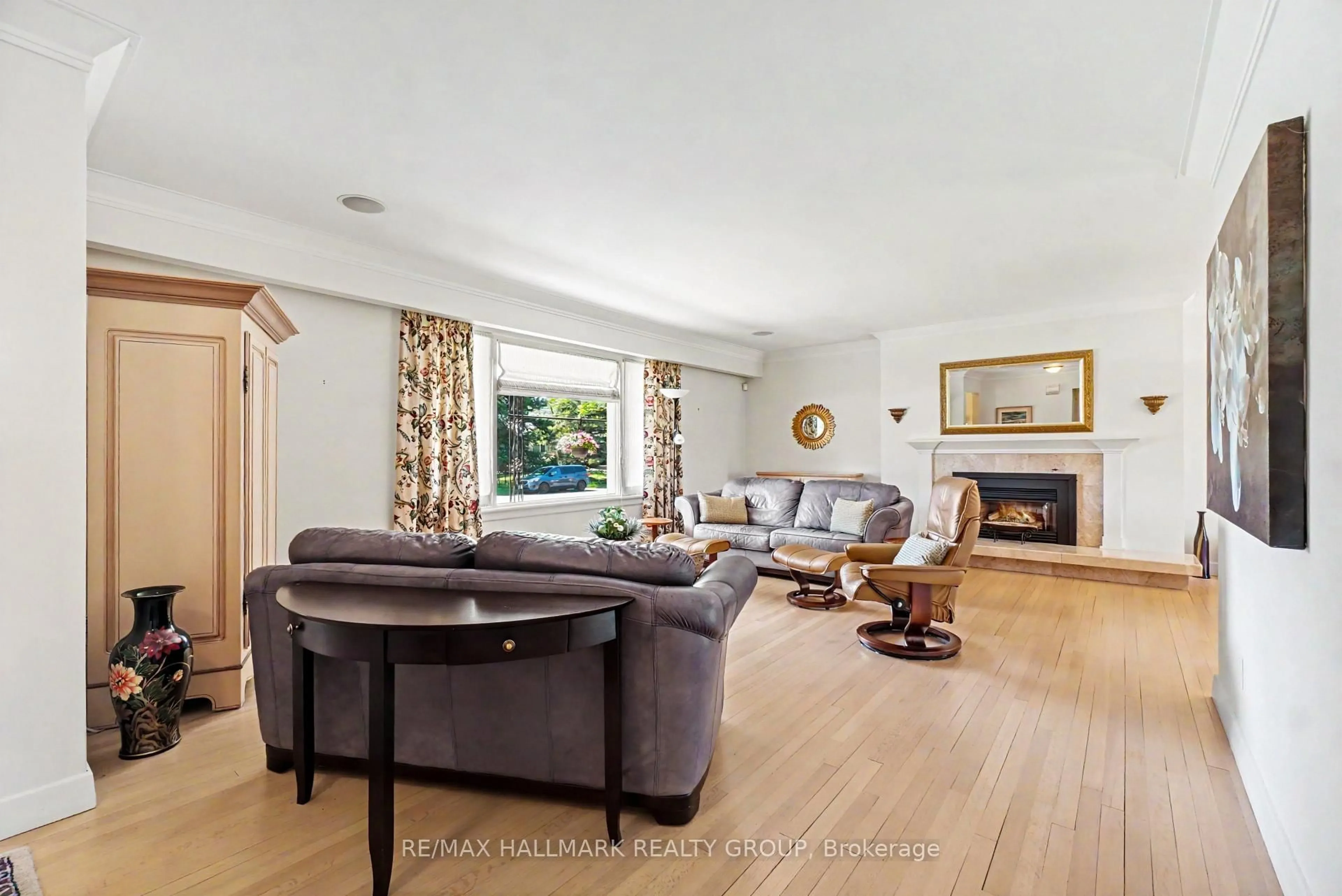Living room with furniture, unknown for 2009 Killarney Dr, Ottawa Ontario K2A 1P9
