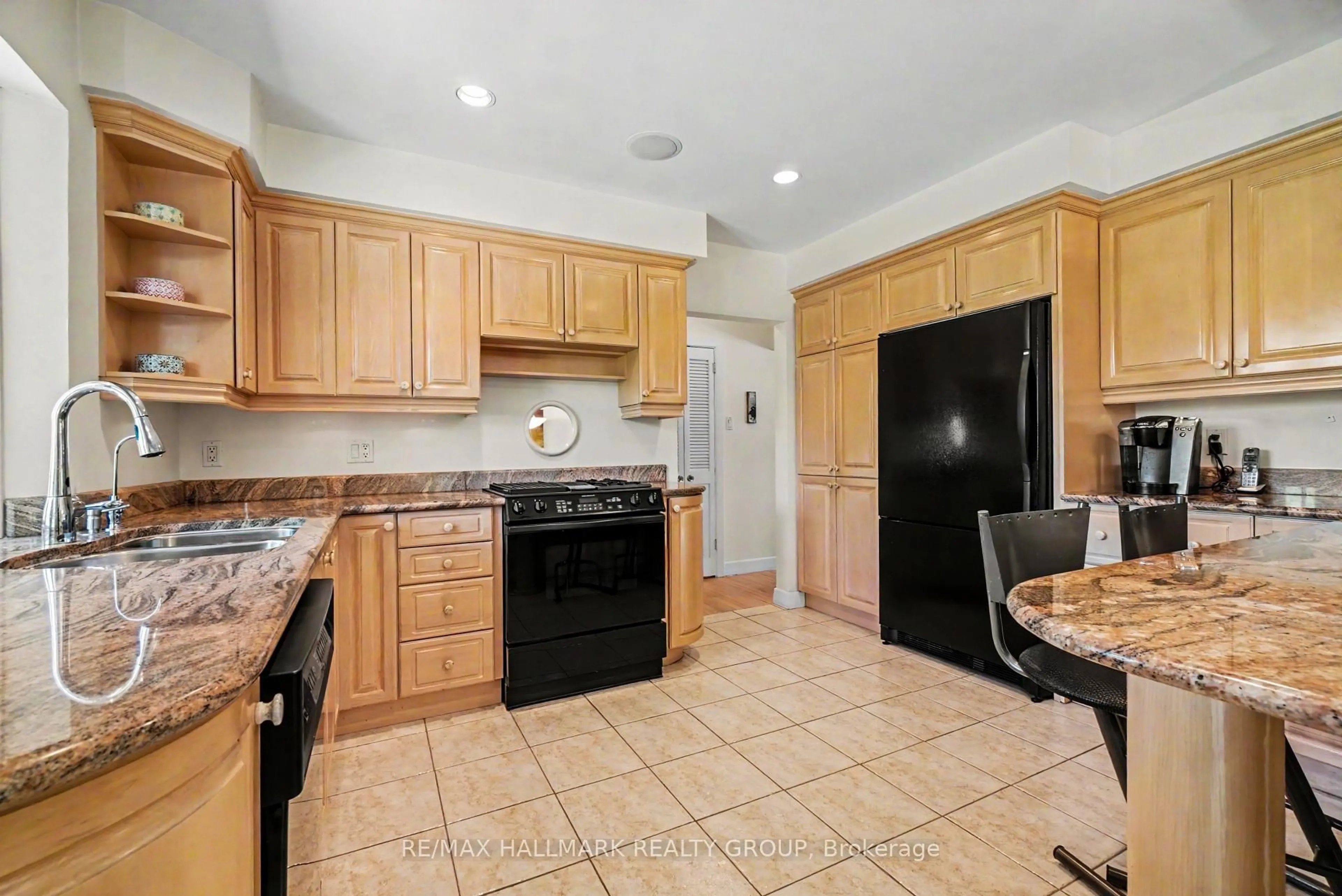 Standard kitchen, ceramic/tile floor for 2009 Killarney Dr, Ottawa Ontario K2A 1P9
