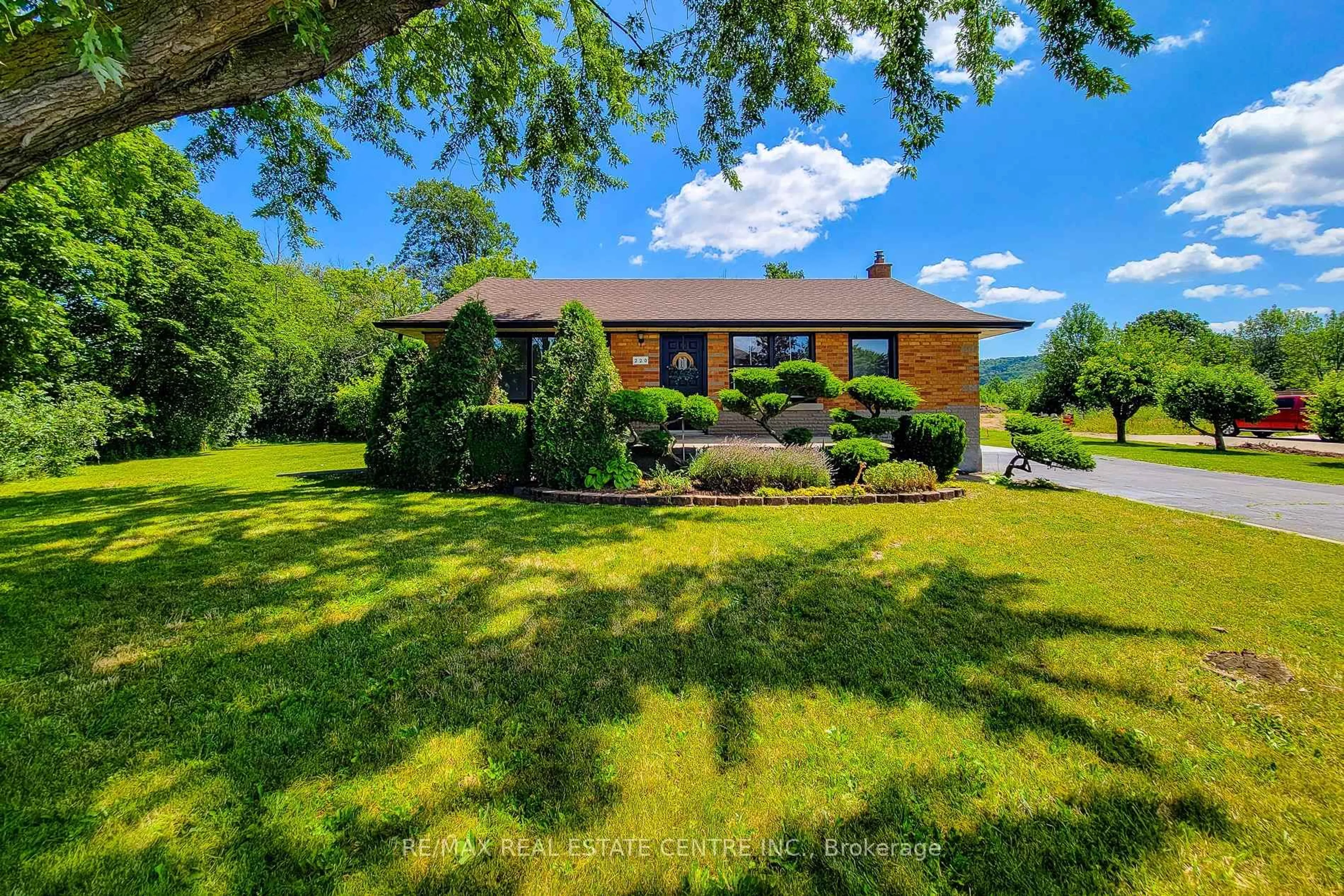 A pic from outside/outdoor area/front of a property/back of a property/a pic from drone, unknown for 220 Winona Rd, Hamilton Ontario L8E 5K4