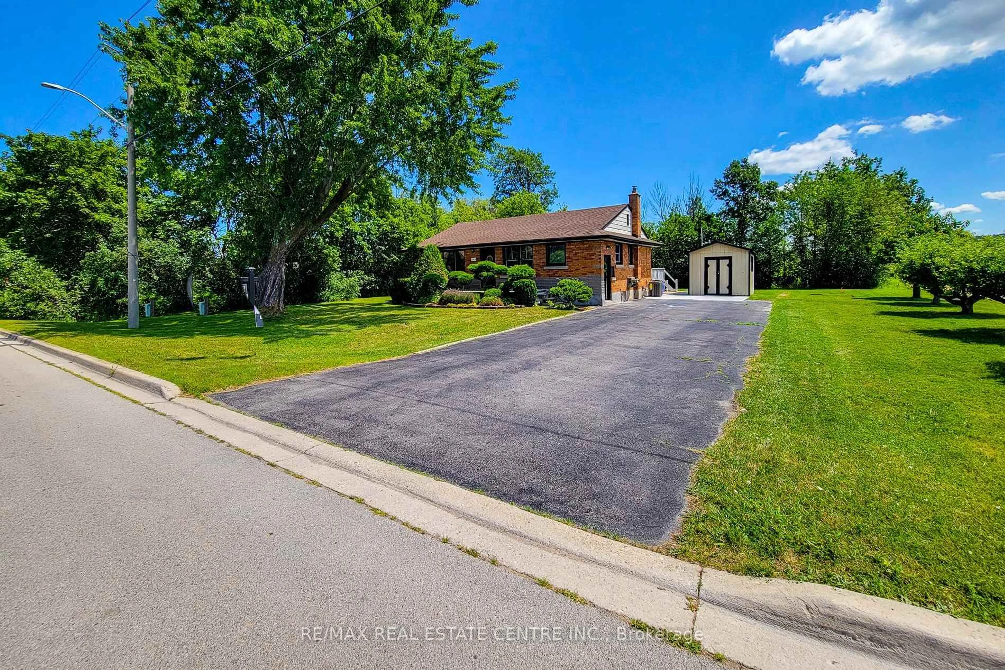 A pic from outside/outdoor area/front of a property/back of a property/a pic from drone, street for 220 Winona Rd, Hamilton Ontario L8E 5K4