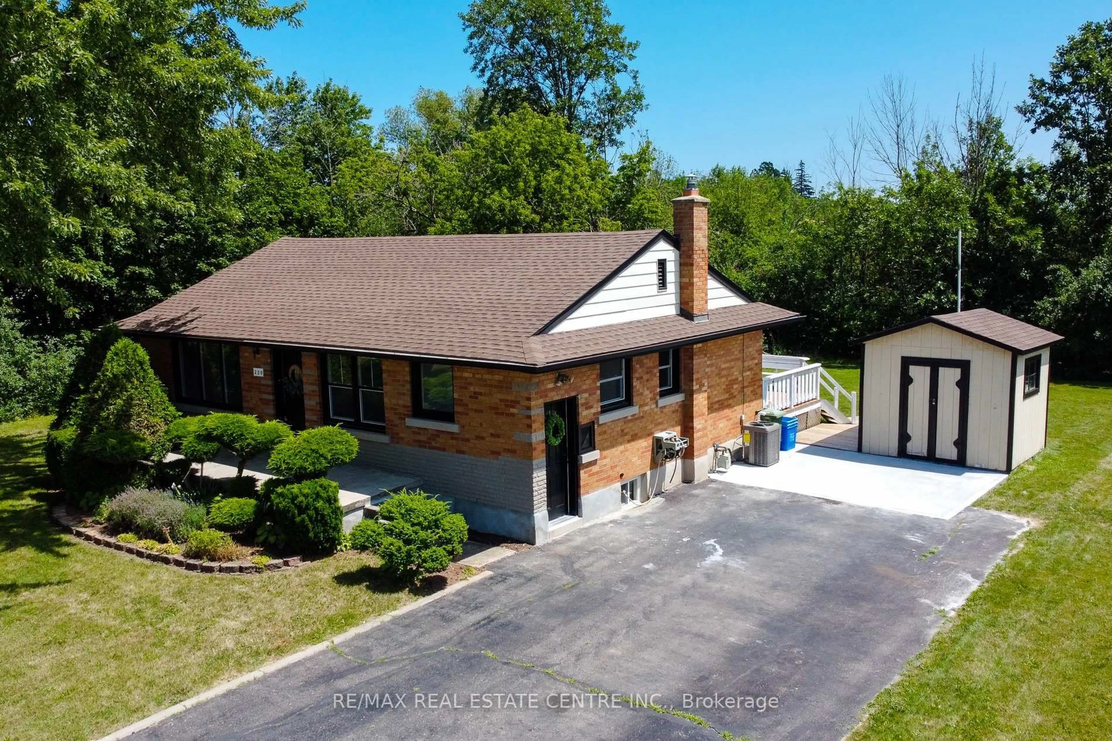A pic from outside/outdoor area/front of a property/back of a property/a pic from drone, street for 220 Winona Rd, Hamilton Ontario L8E 5K4