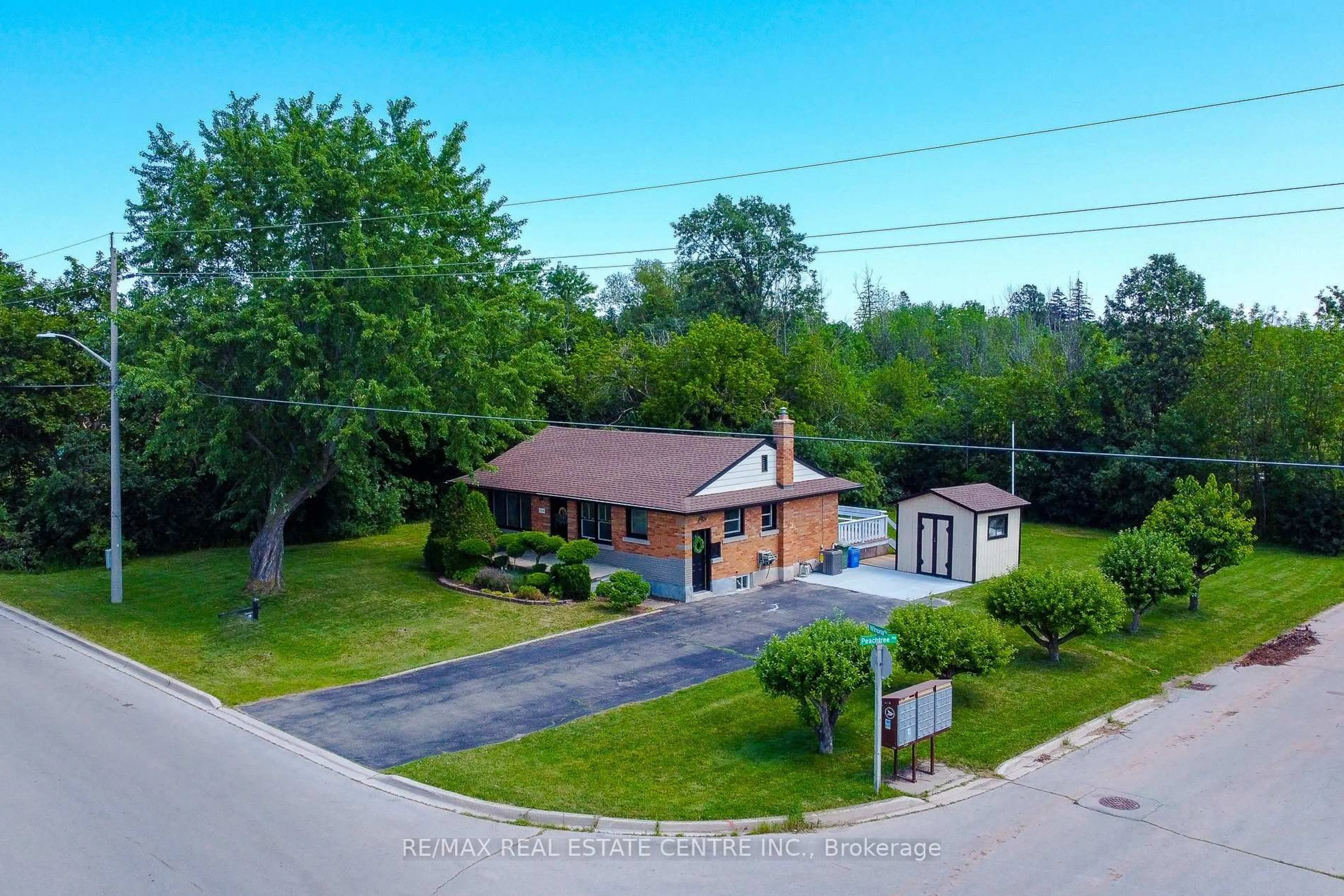 A pic from outside/outdoor area/front of a property/back of a property/a pic from drone, street for 220 Winona Rd, Hamilton Ontario L8E 5K4