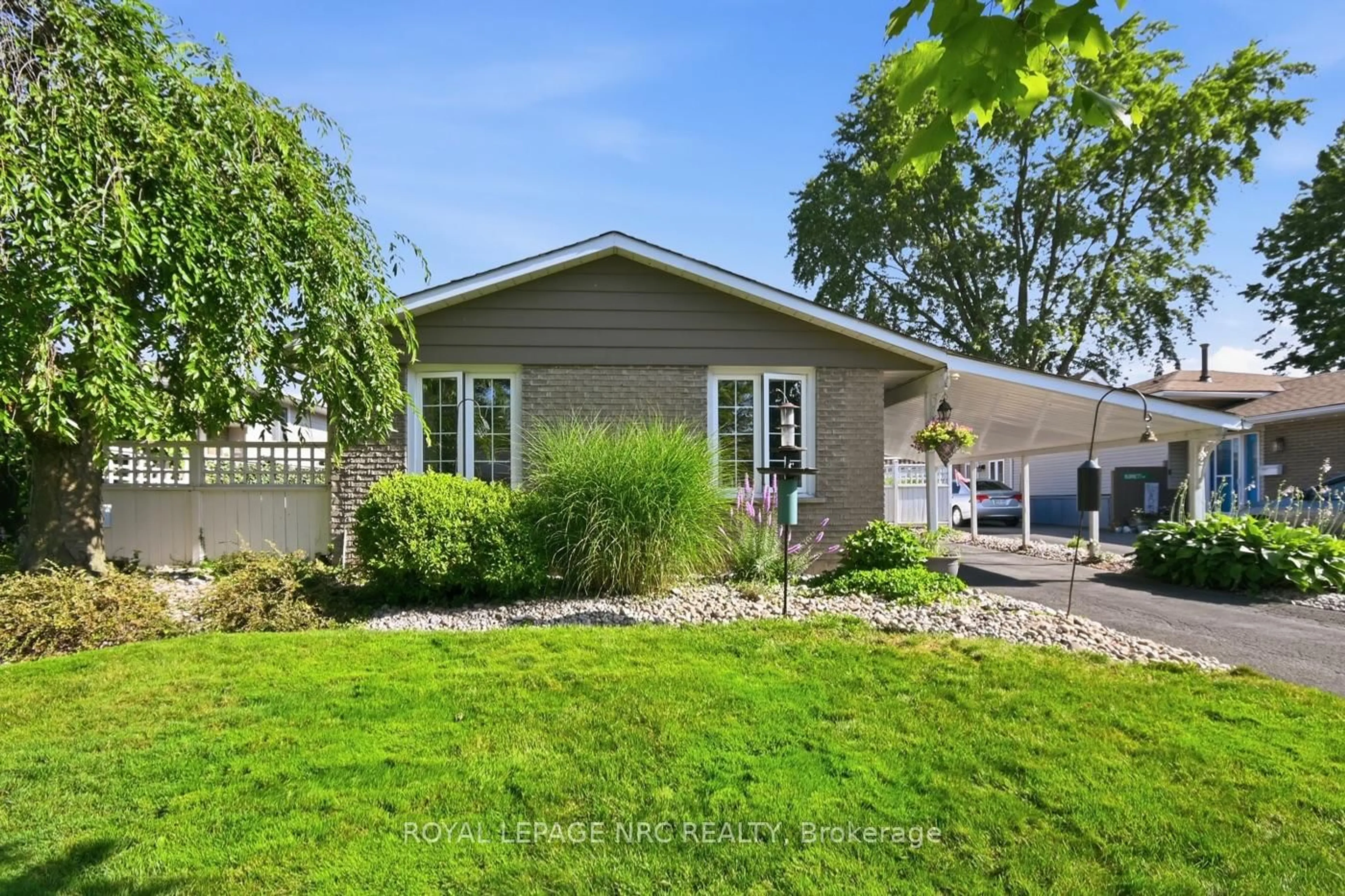 Home with vinyl exterior material, street for 182 Leaside Dr, Welland Ontario L3C 6H1