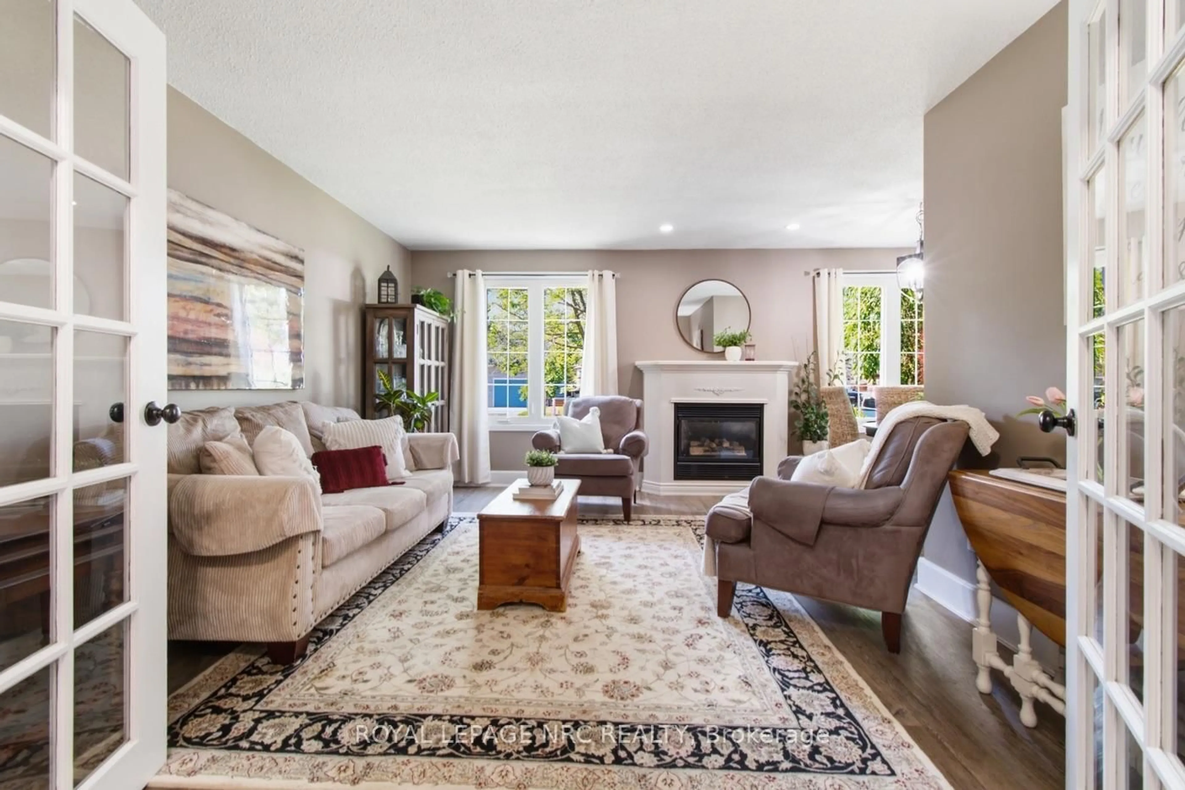 Living room with furniture, unknown for 182 Leaside Dr, Welland Ontario L3C 6H1
