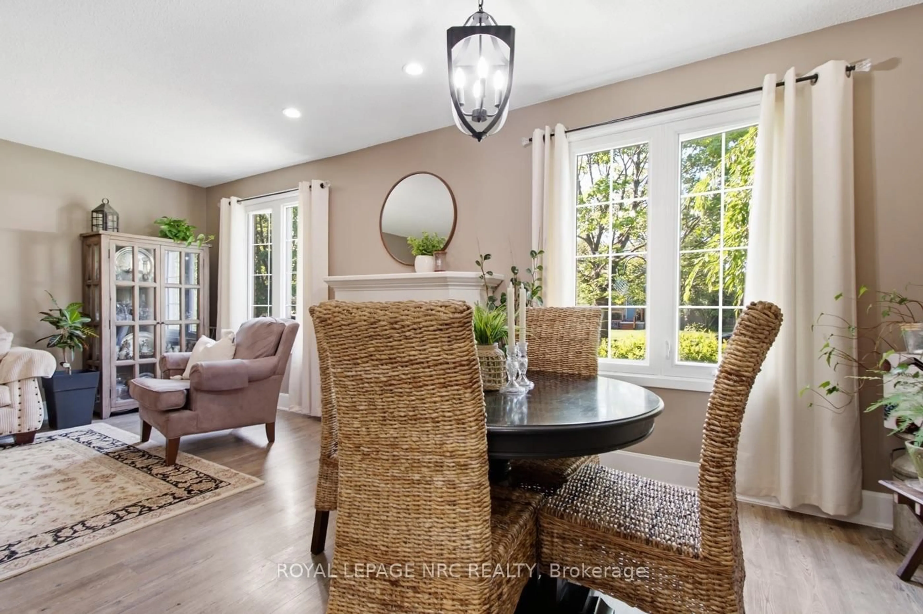 Dining room, unknown for 182 Leaside Dr, Welland Ontario L3C 6H1