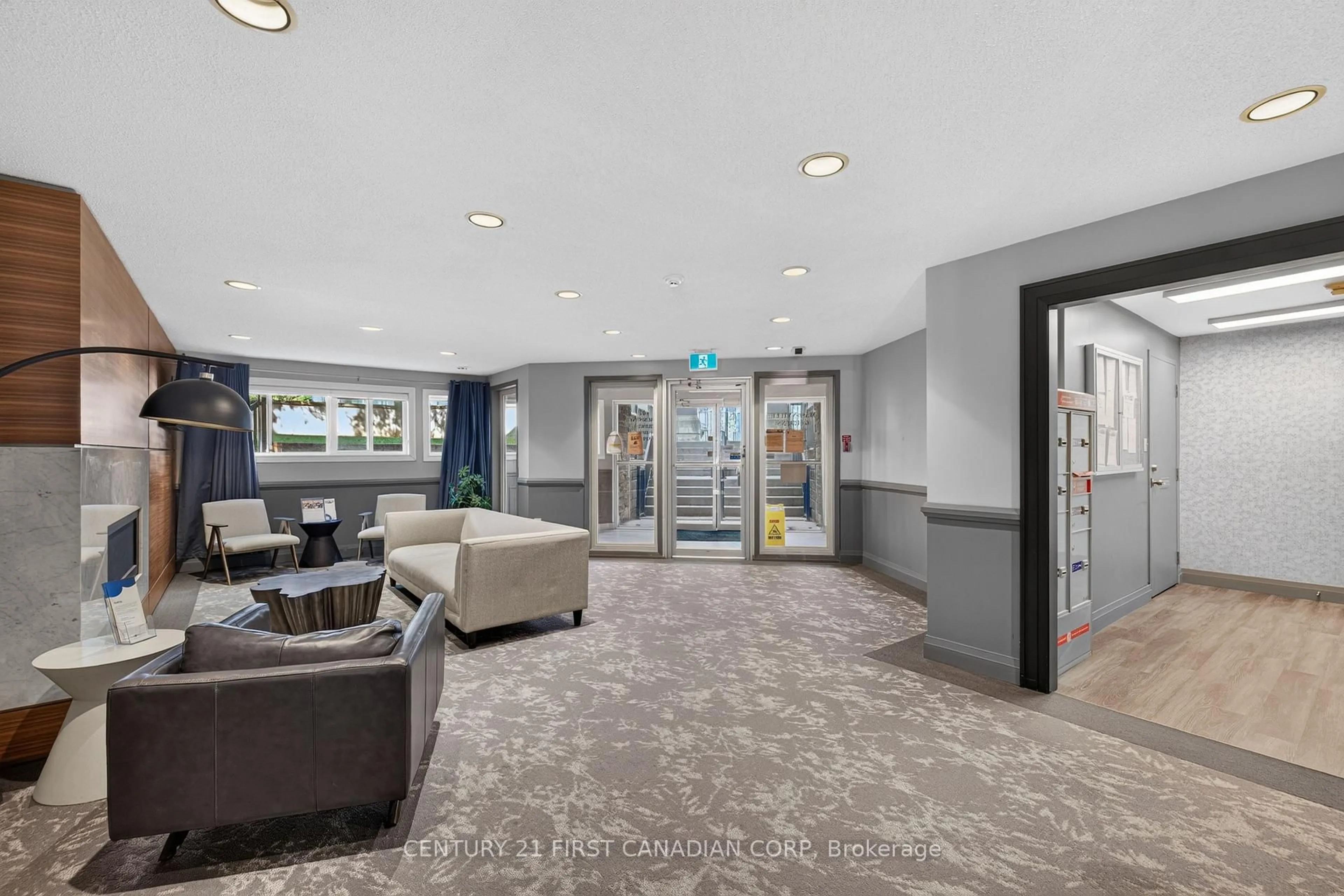Indoor foyer for 15 Jacksway Cres #222, London North Ontario N5X 3T8