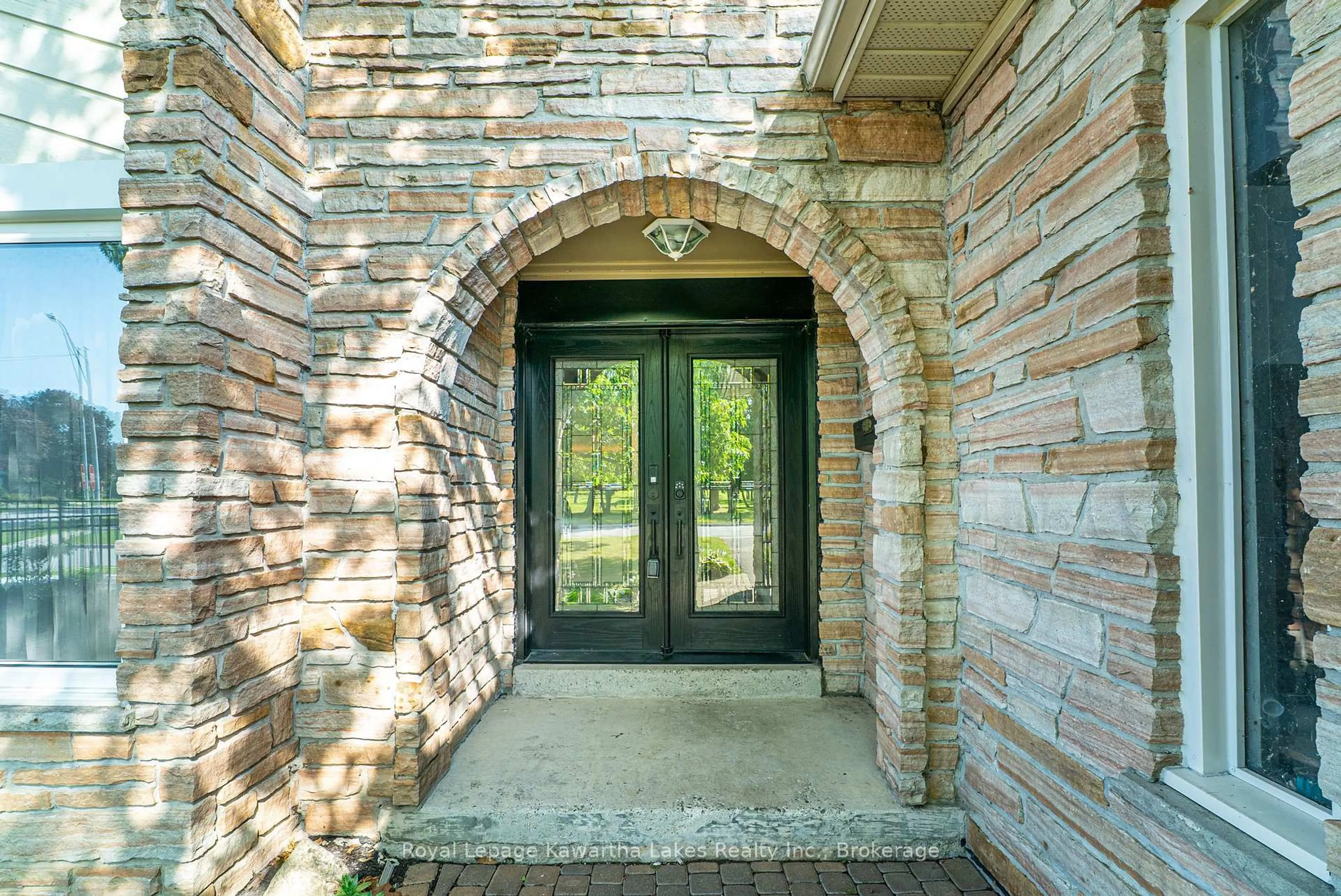 Indoor entryway for 60 Sanderling Cres, Kawartha Lakes Ontario K9V 4N2