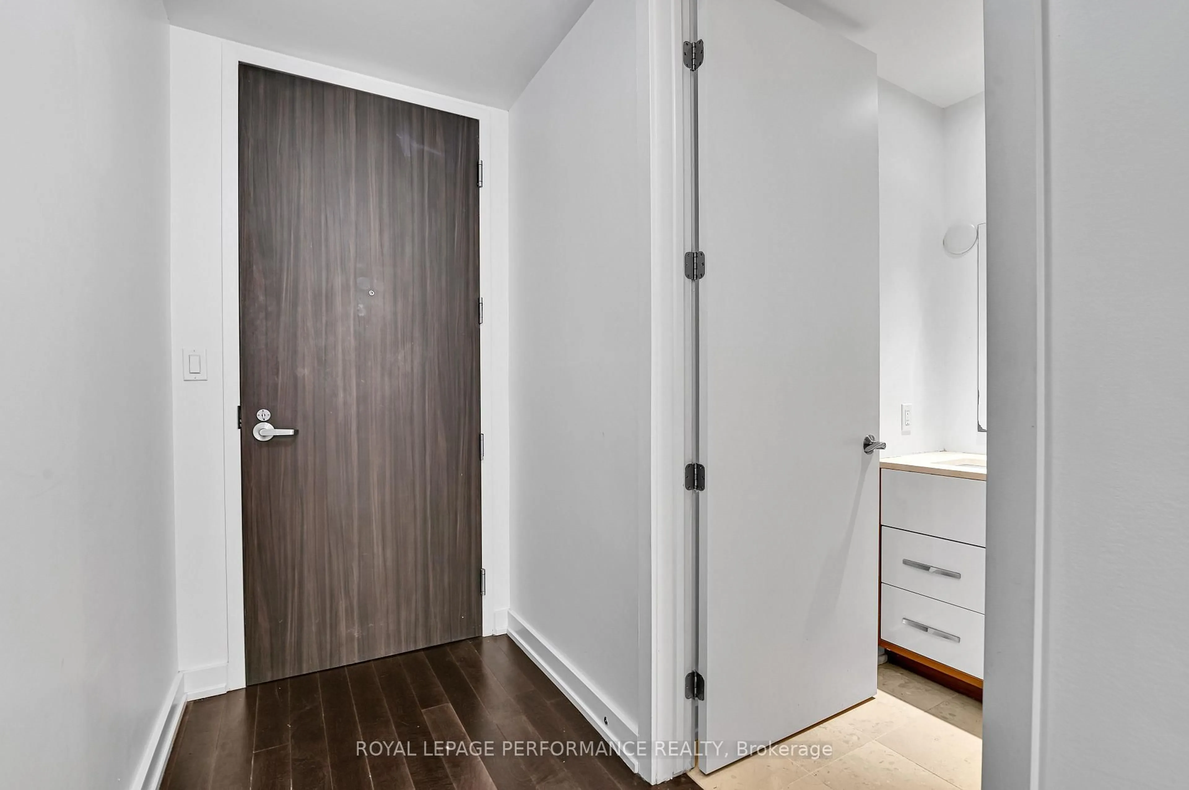 Indoor entryway for 111 Champagne Ave #202, Ottawa Ontario K1S 5V3