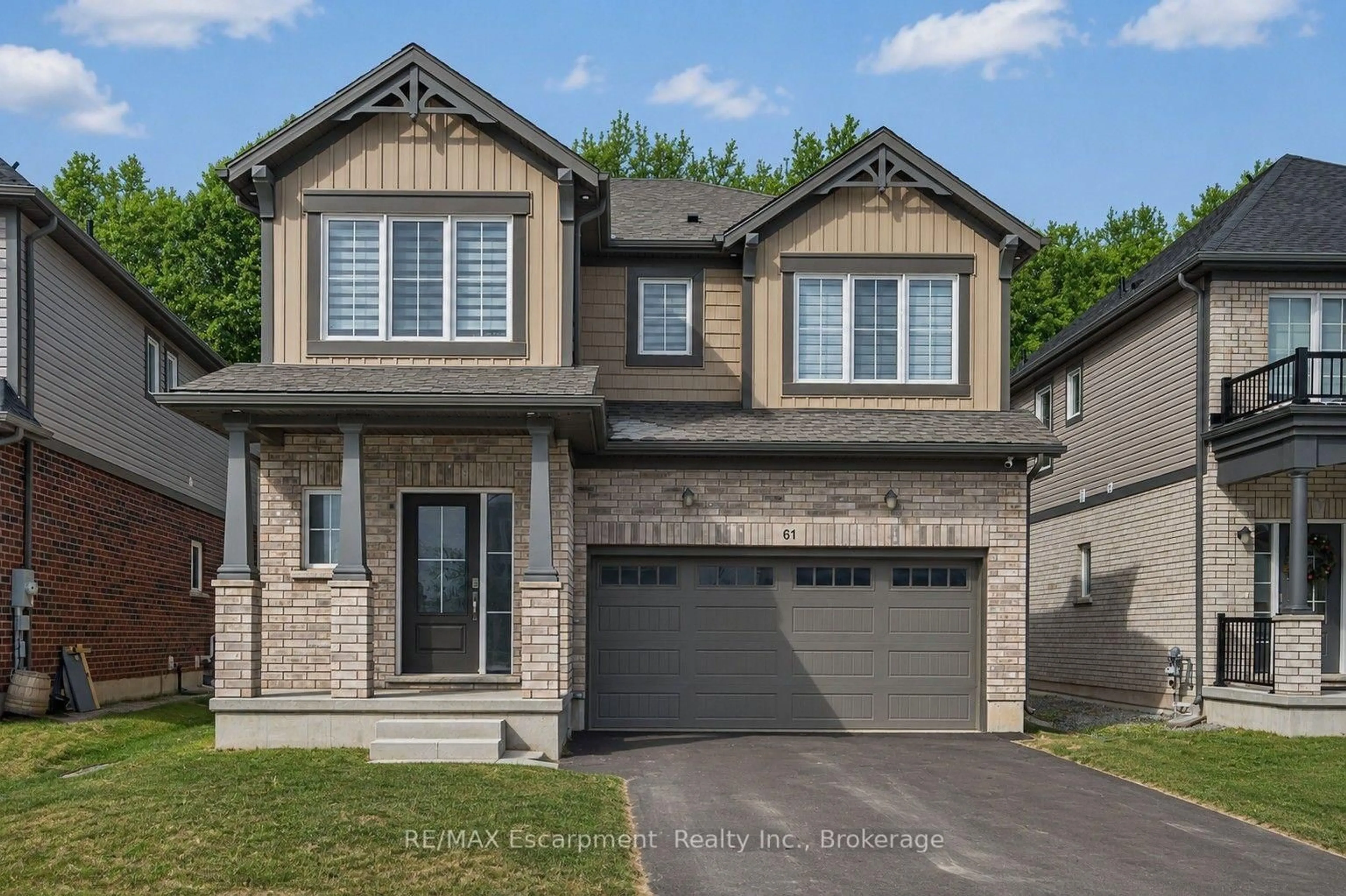 Home with vinyl exterior material, street for 61 Wilson Dr, Thorold Ontario L2V 0M4