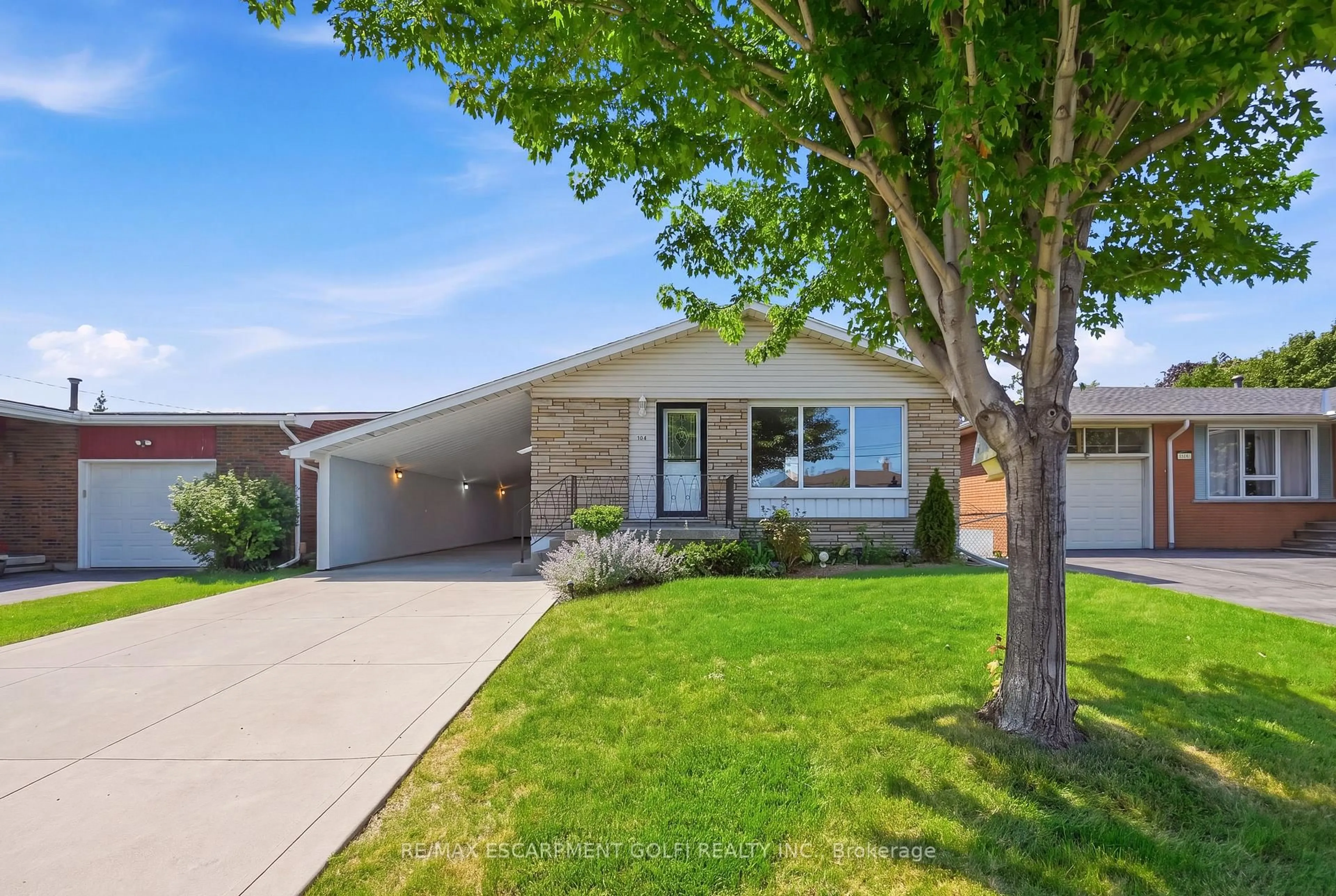 Home with vinyl exterior material, street for 104 Nash Rd, Hamilton Ontario L8K 4J7