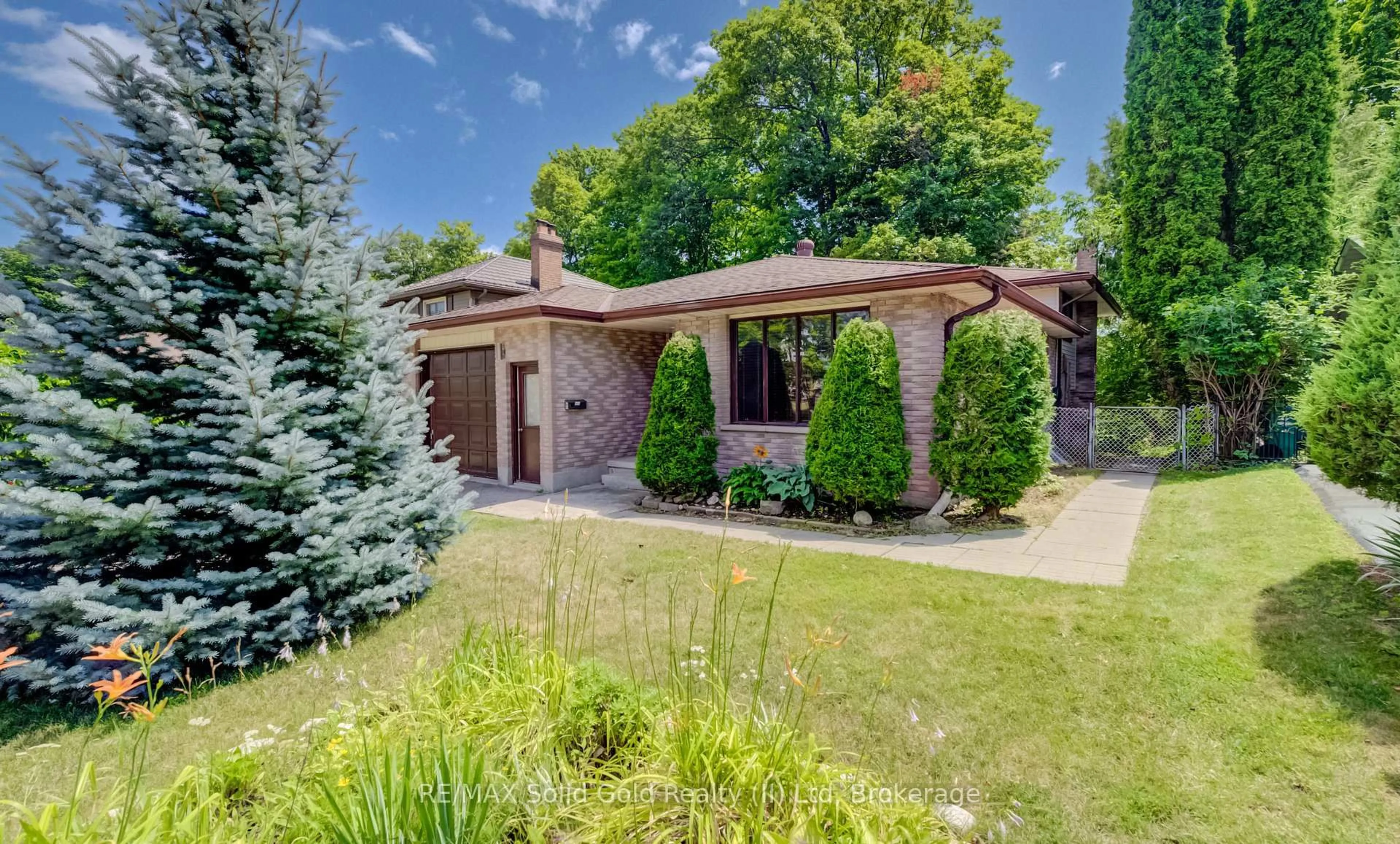 Home with brick exterior material, street for 197 SOUTHWOOD Dr, Kitchener Ontario N2E 2B2