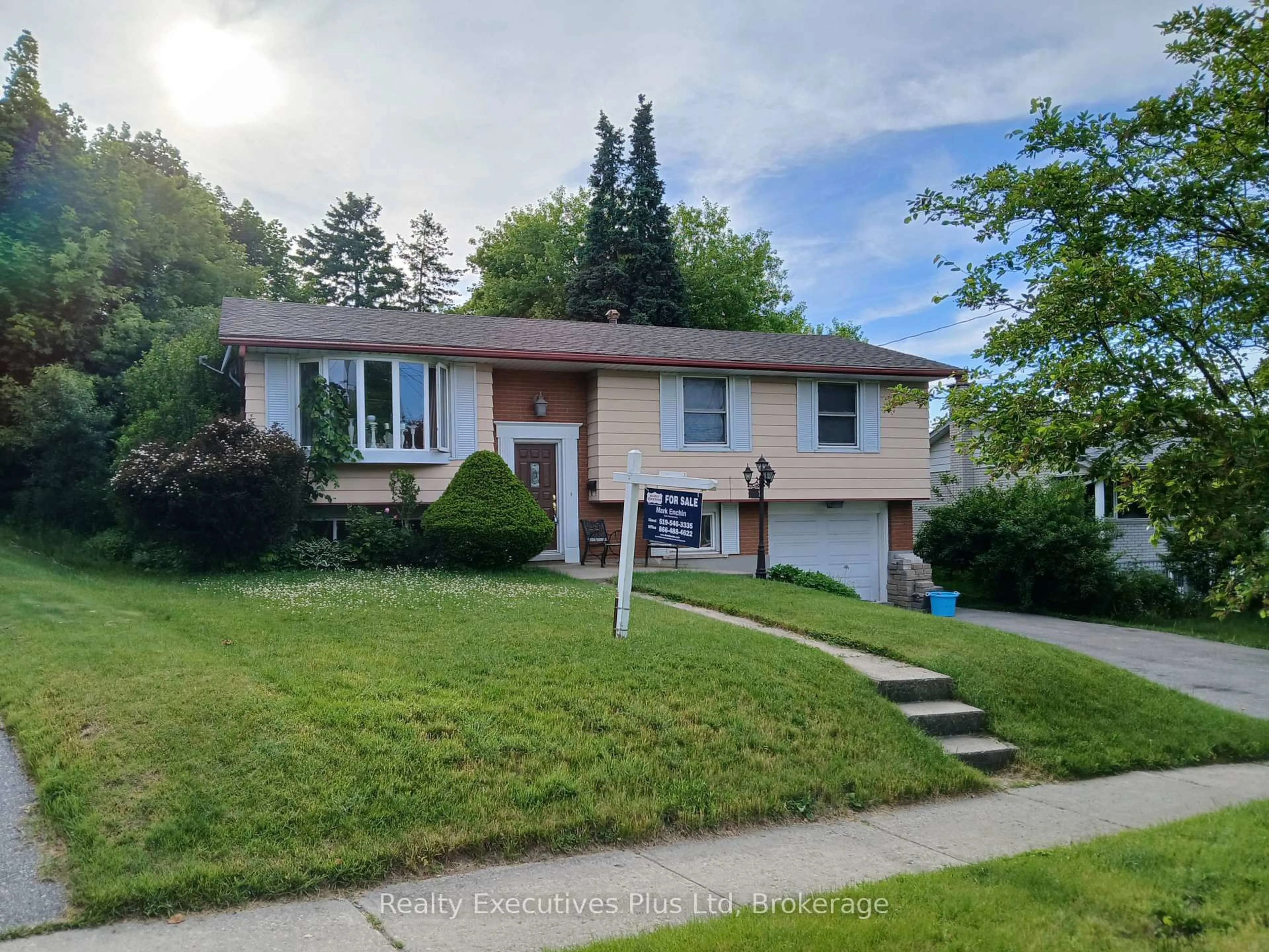 Home with vinyl exterior material, street for 90 Western Ave, Guelph Ontario N1H 6A8