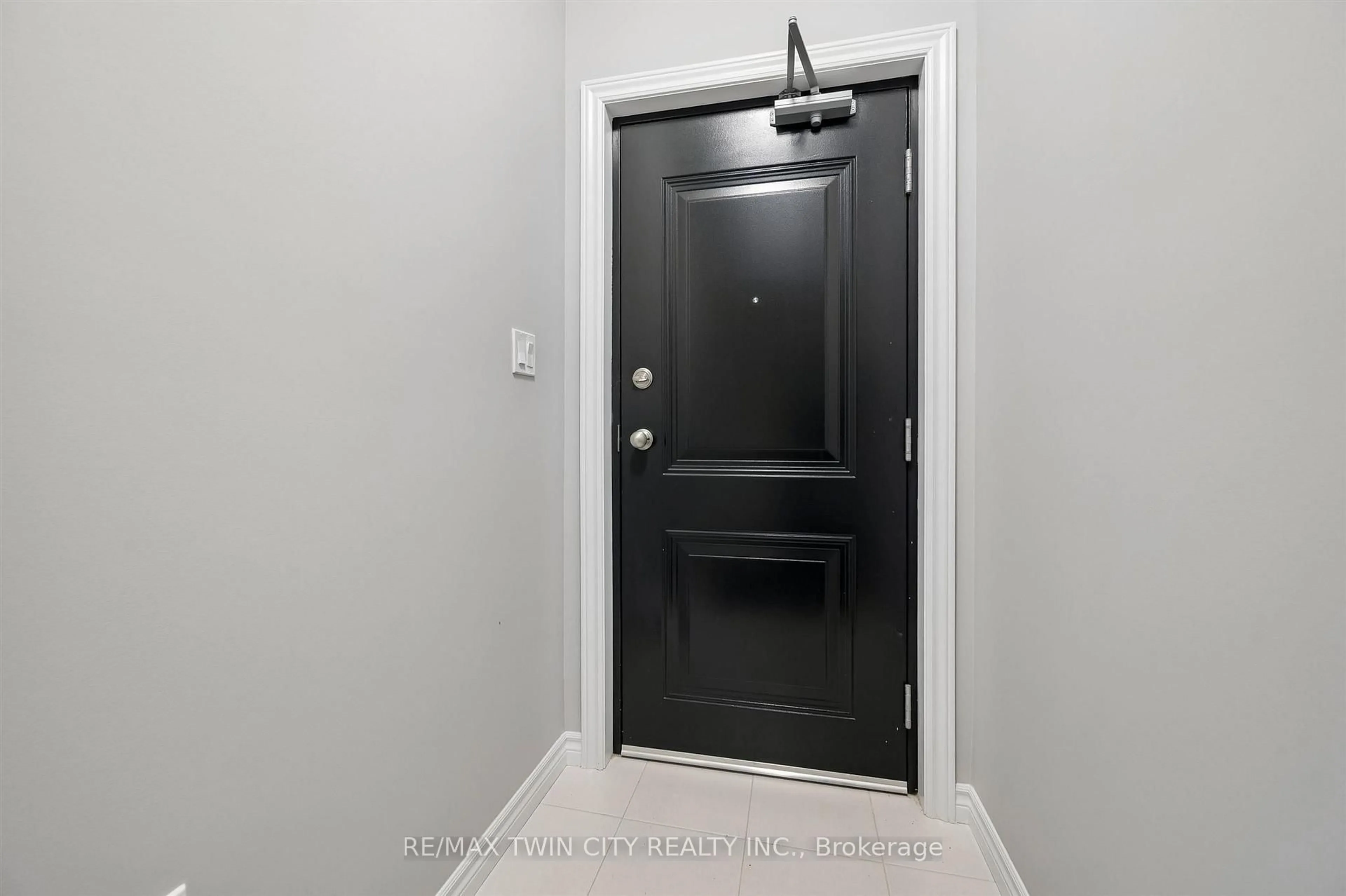 Indoor entryway for 8 Oat Lane, Kitchener Ontario N2R 0T1